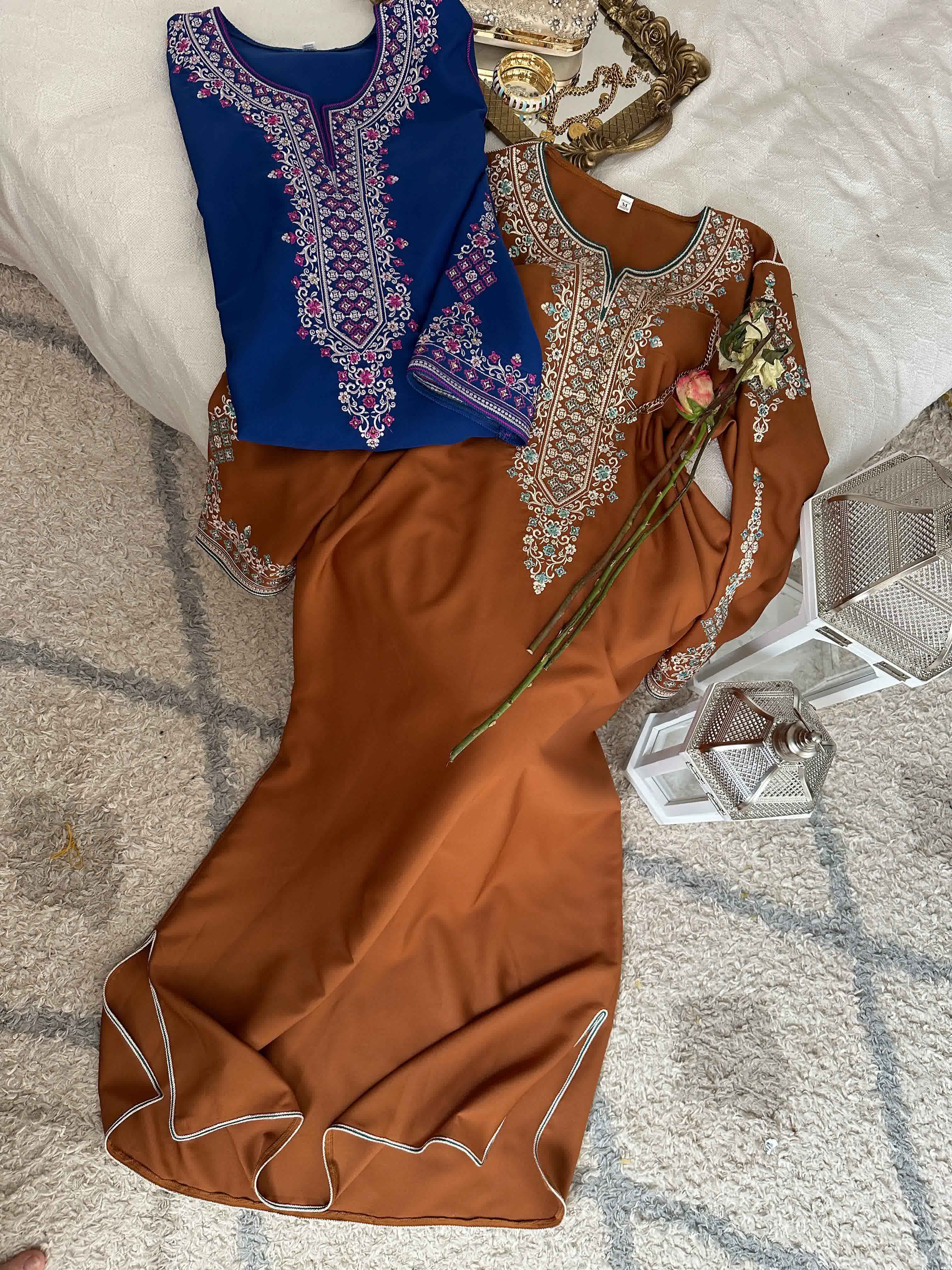 Robe broderie manches complet 