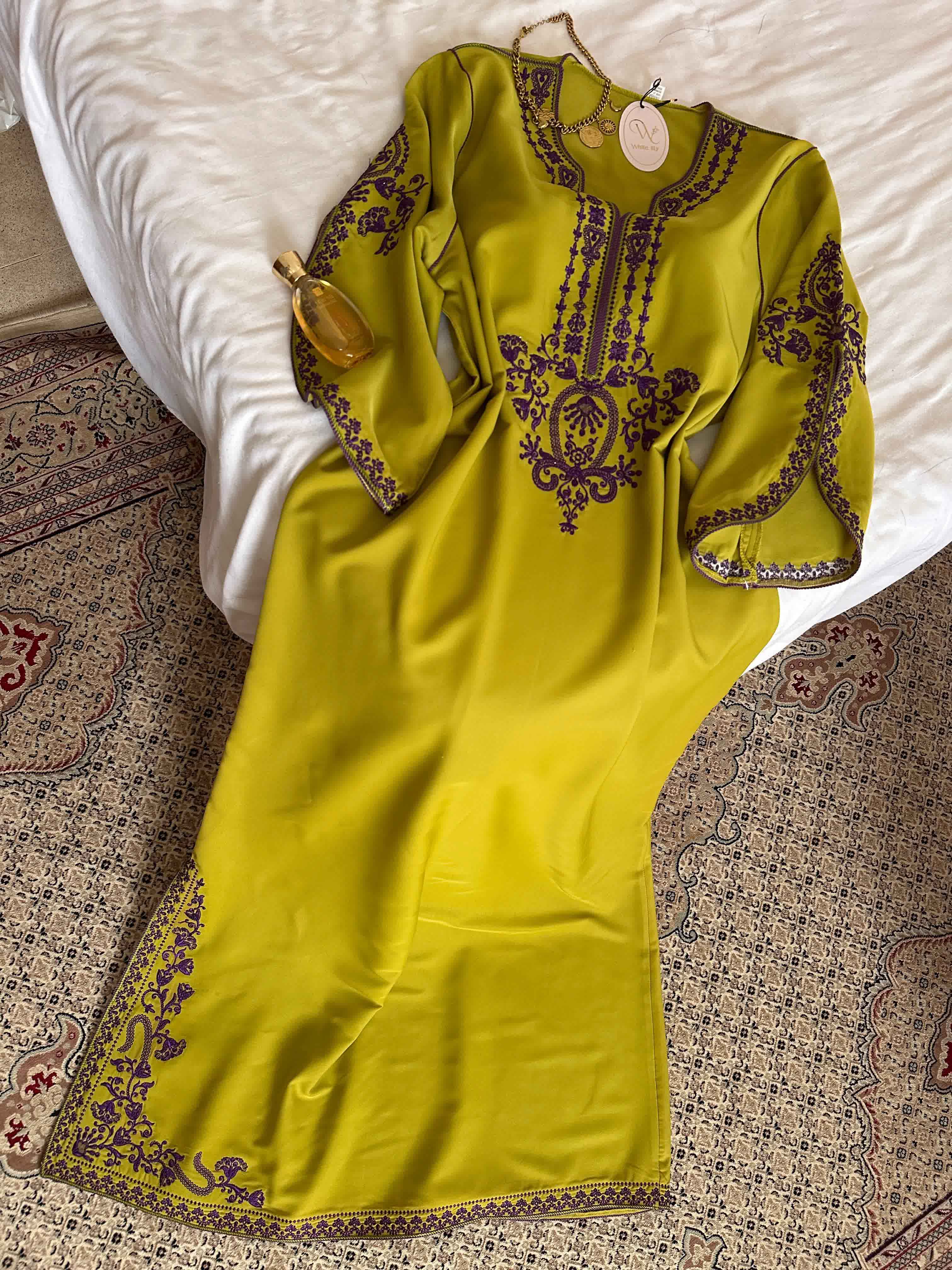 Robe fente broderie brillante 