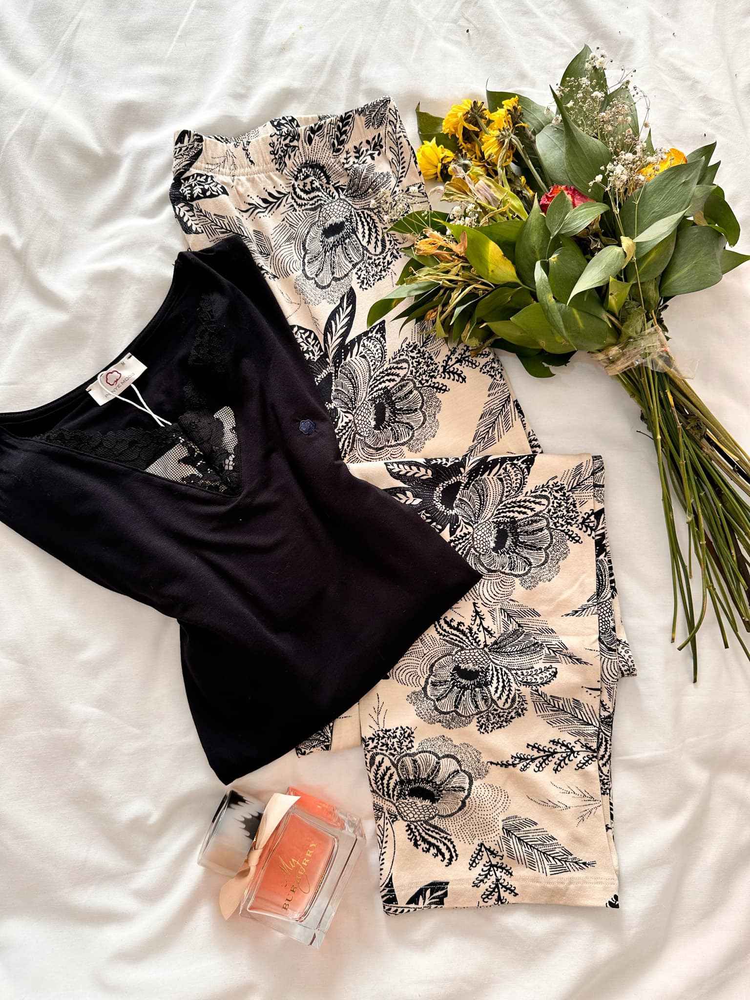 Pyjama Penymood noir pantalon beige fleuri 