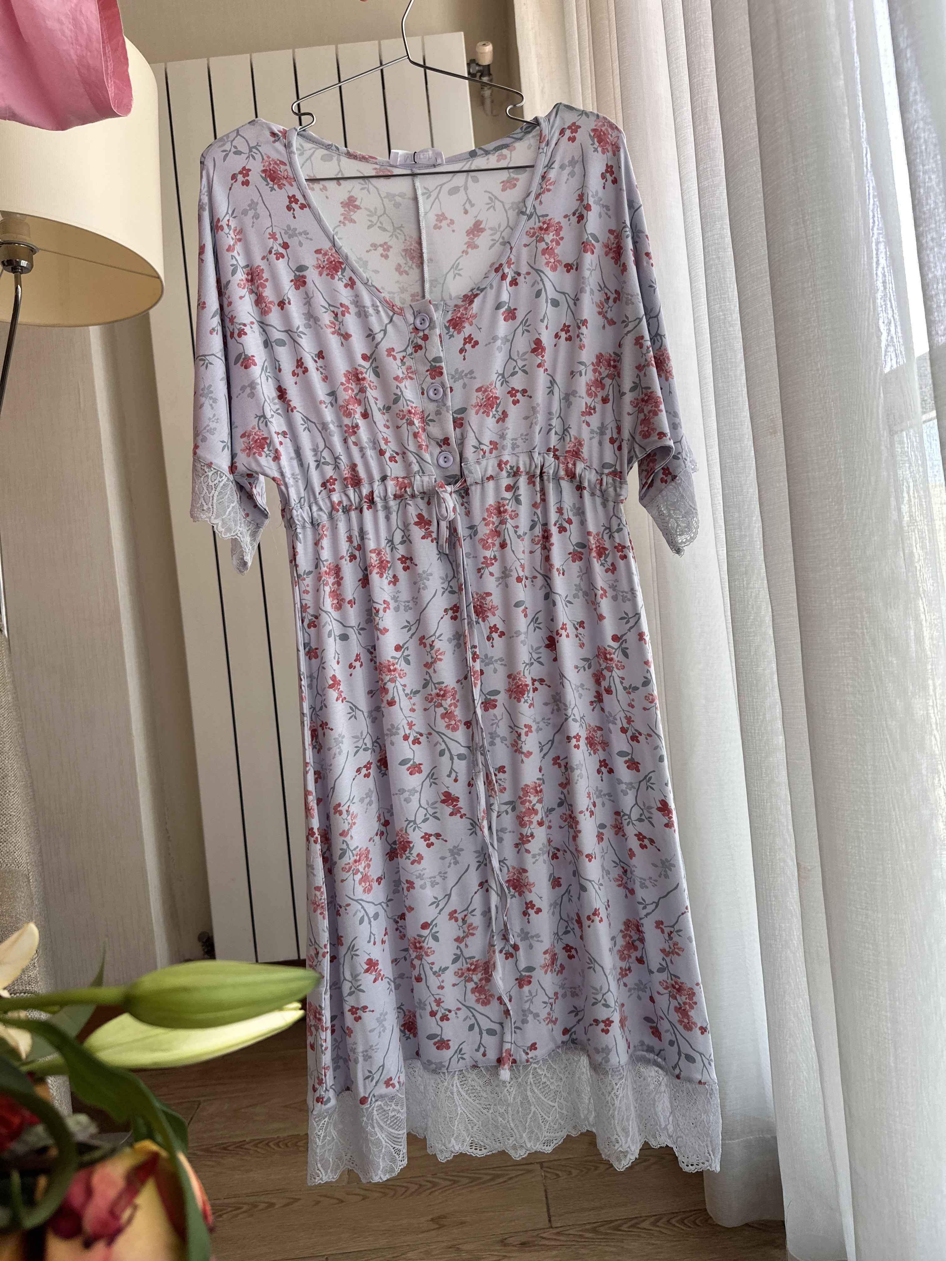 Robe courte bleu-ciel fleuri dentelle 