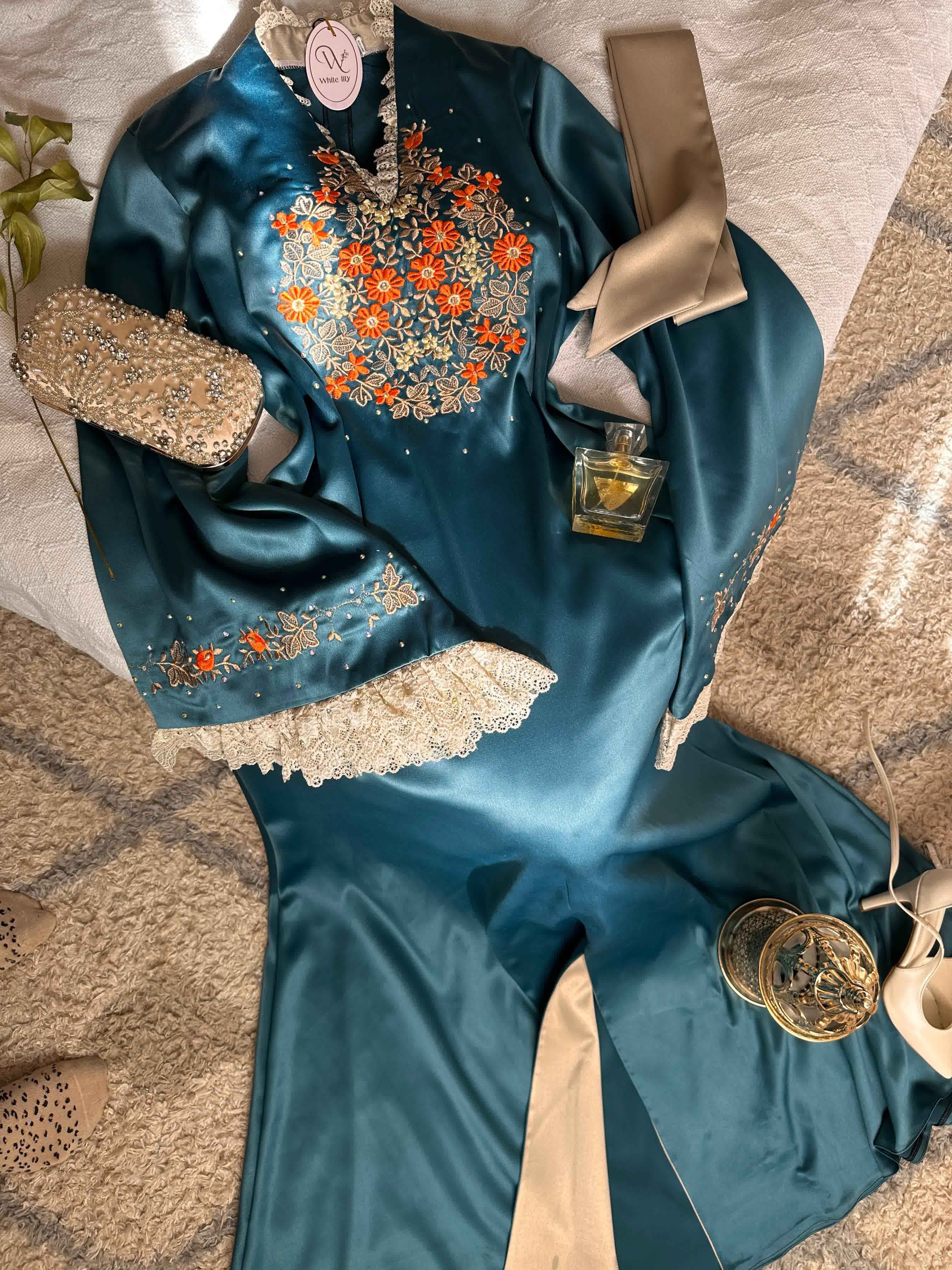 Robe satinée details broderie et dentelle 