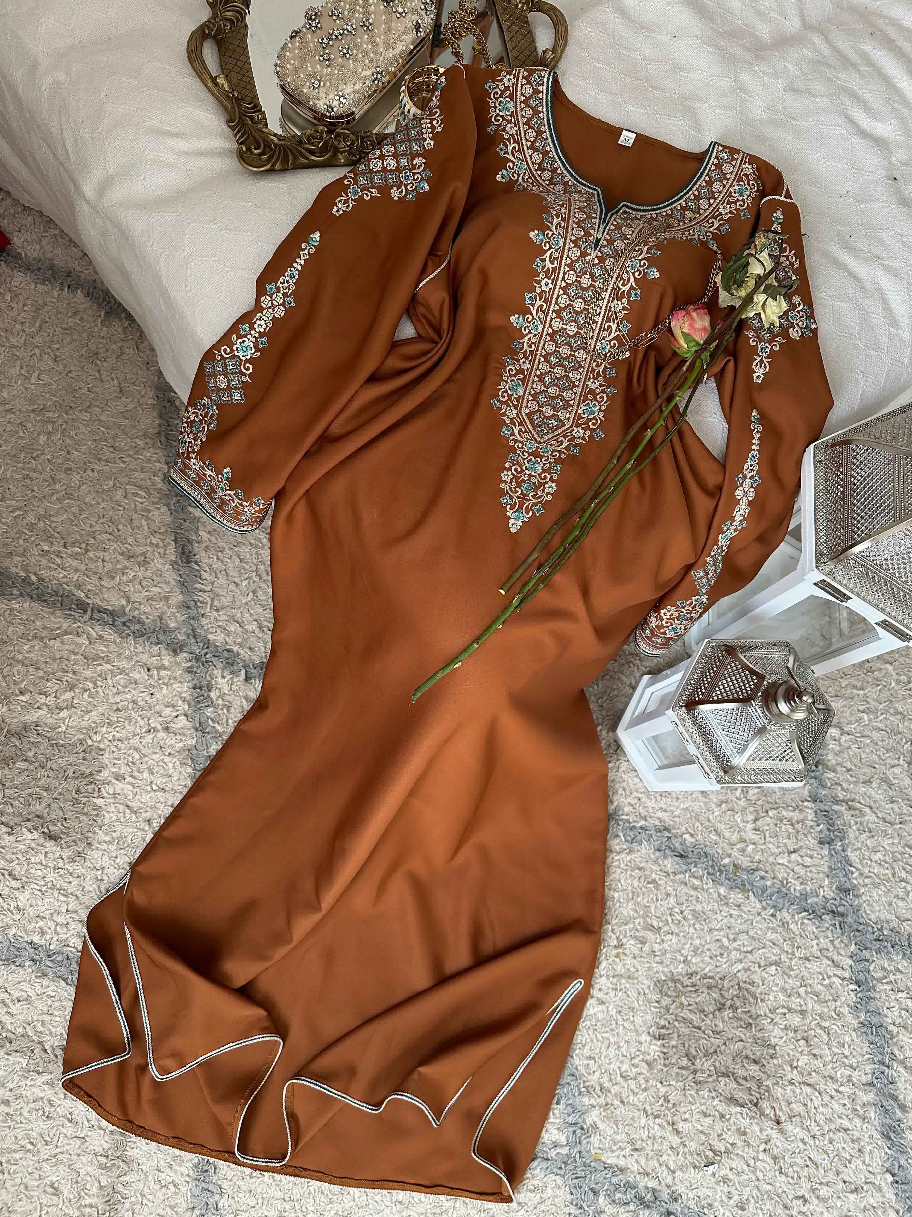 Robe broderie manches complet 