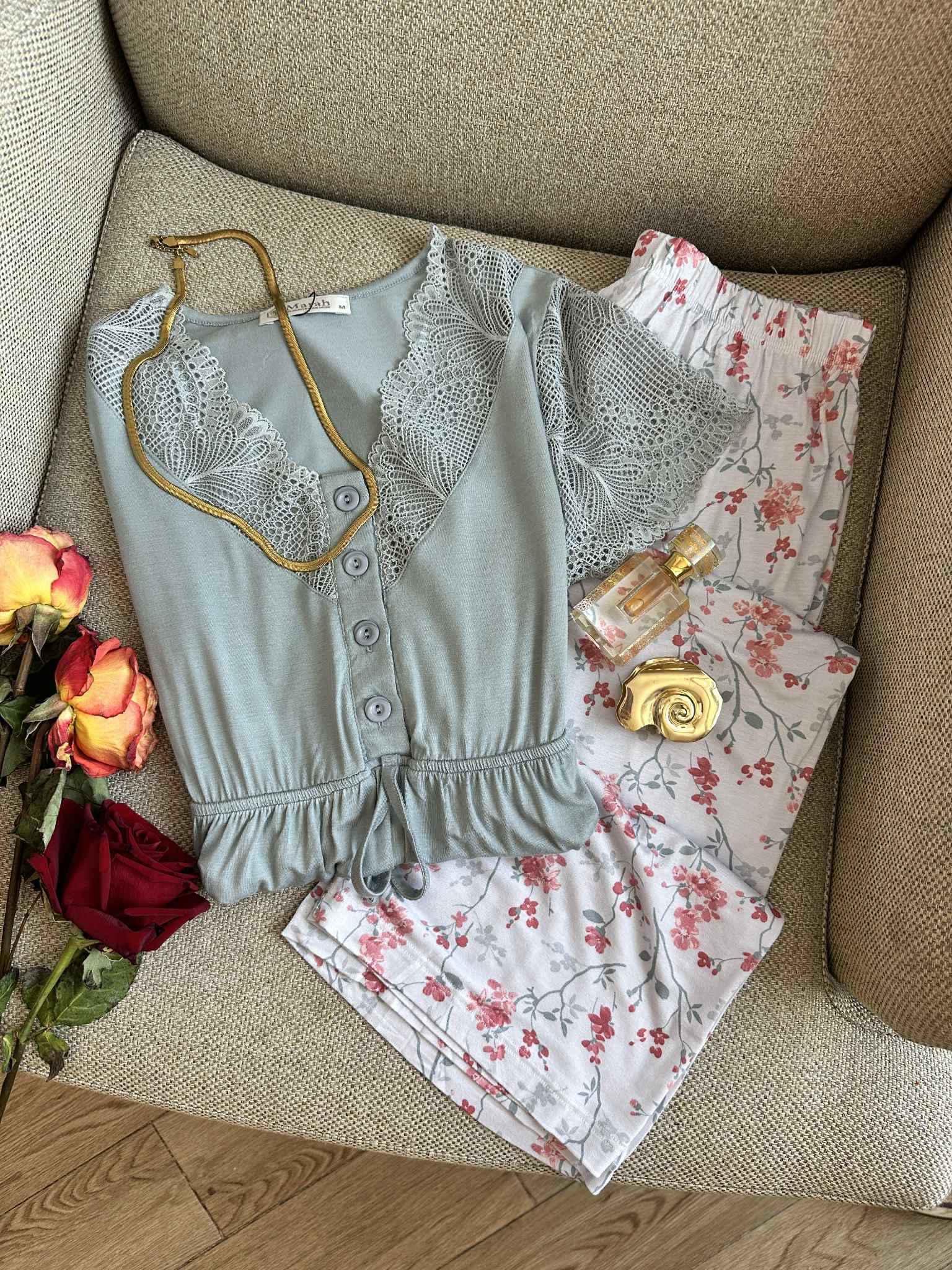 Pyjama grise avec dentelle pantalon rose 