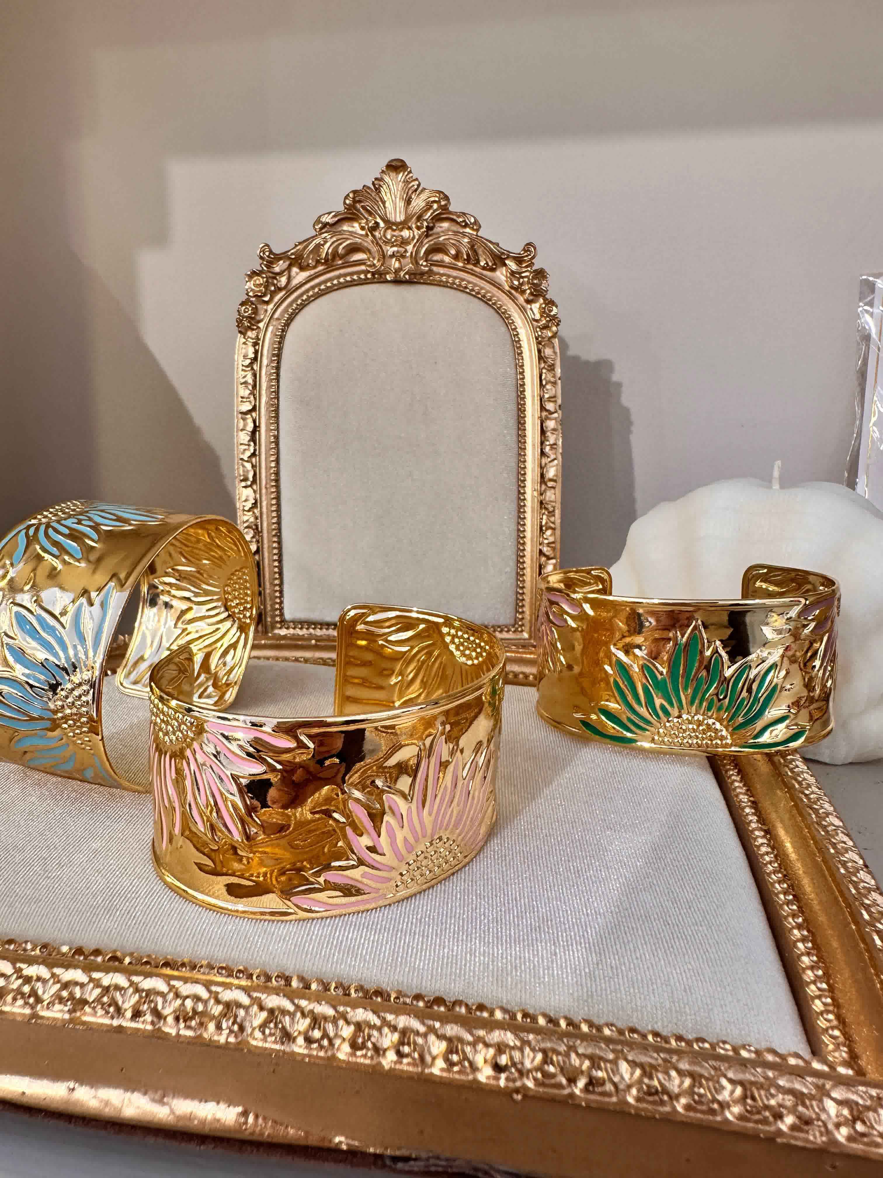 bracelet doré desin floral