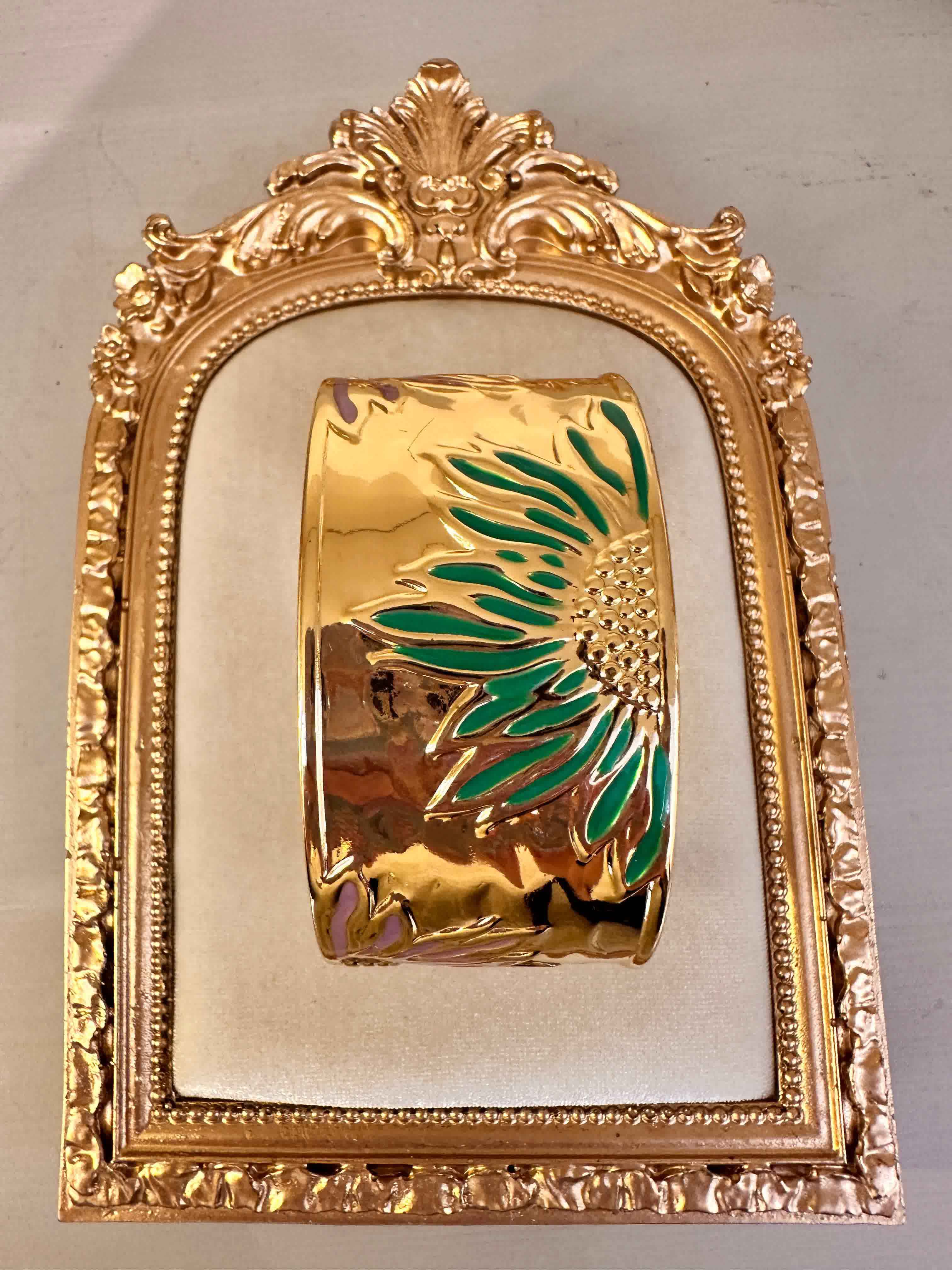 bracelet doré desin floral 