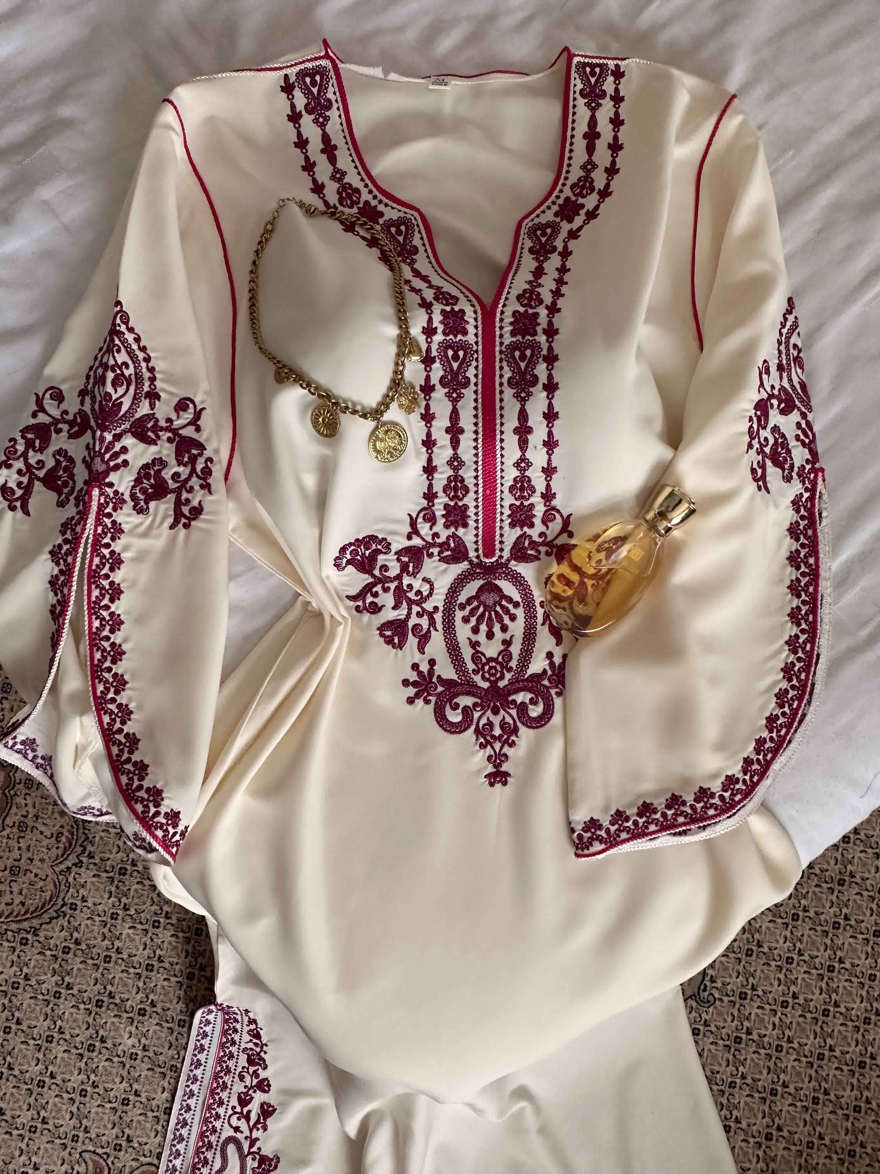 Robe fente broderie brillante 