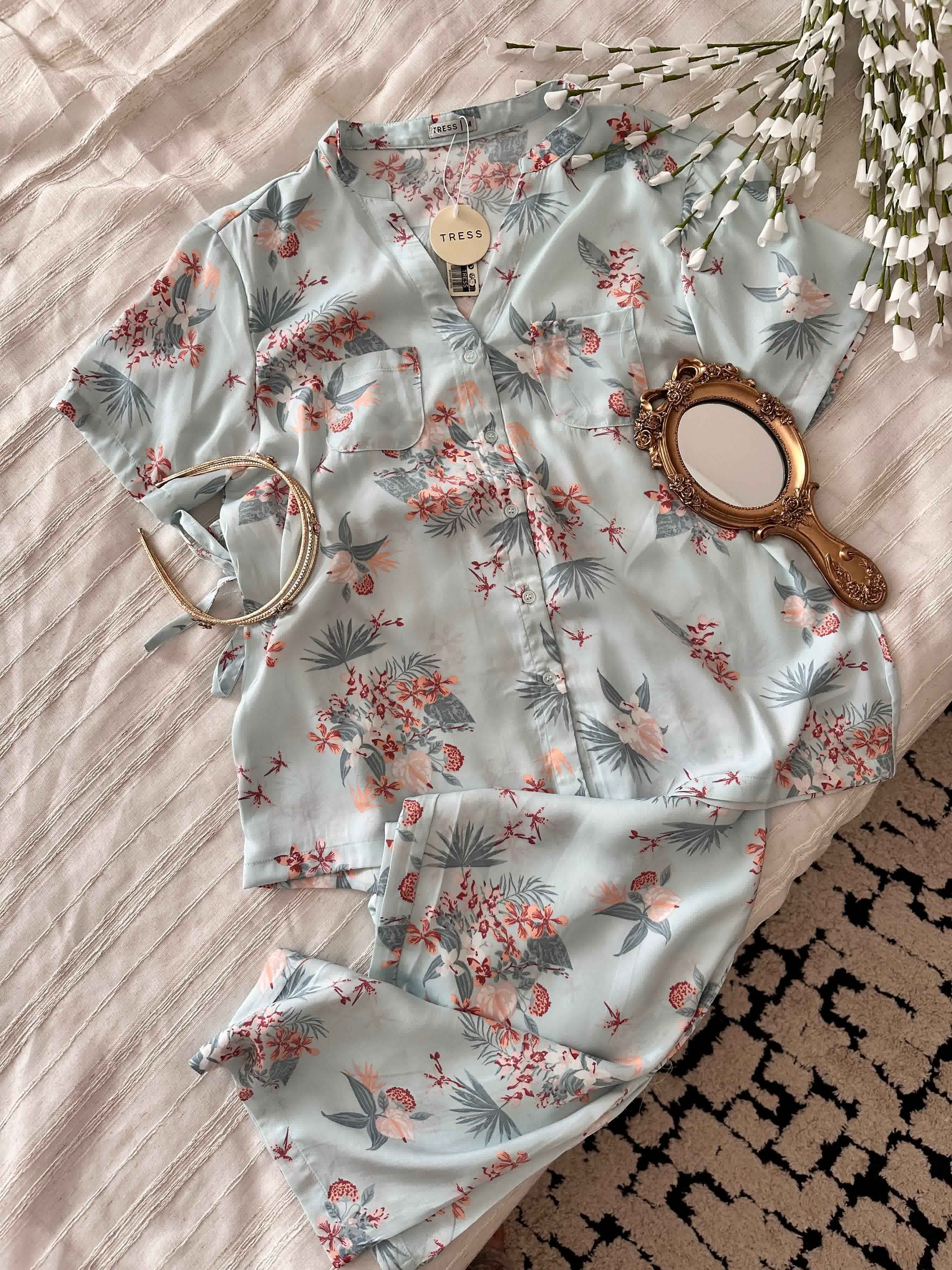 Pyjama satin bleu/brige fleuri 