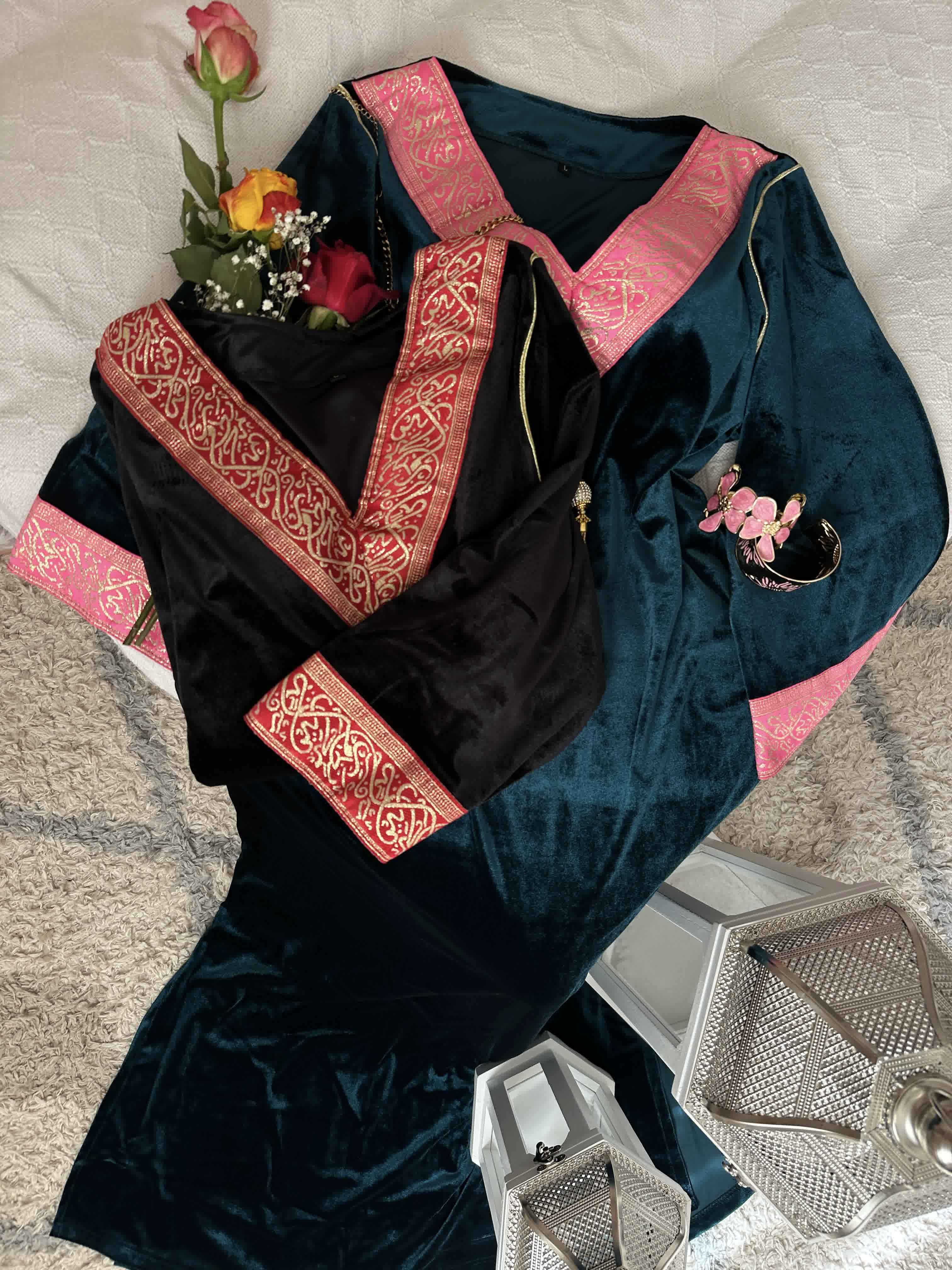 Robe velour calligraphie 