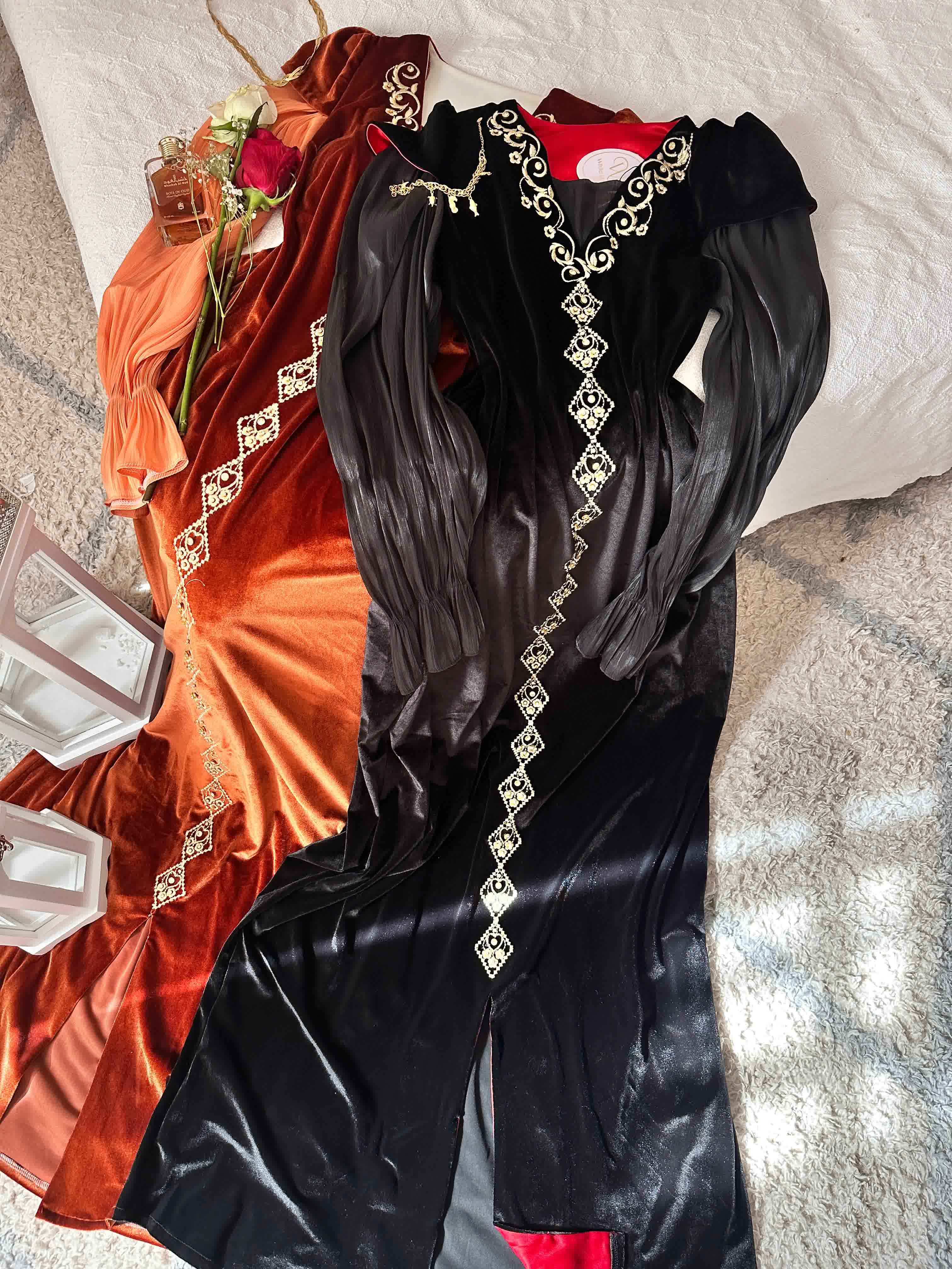 Robe White lily velour broderie doré 