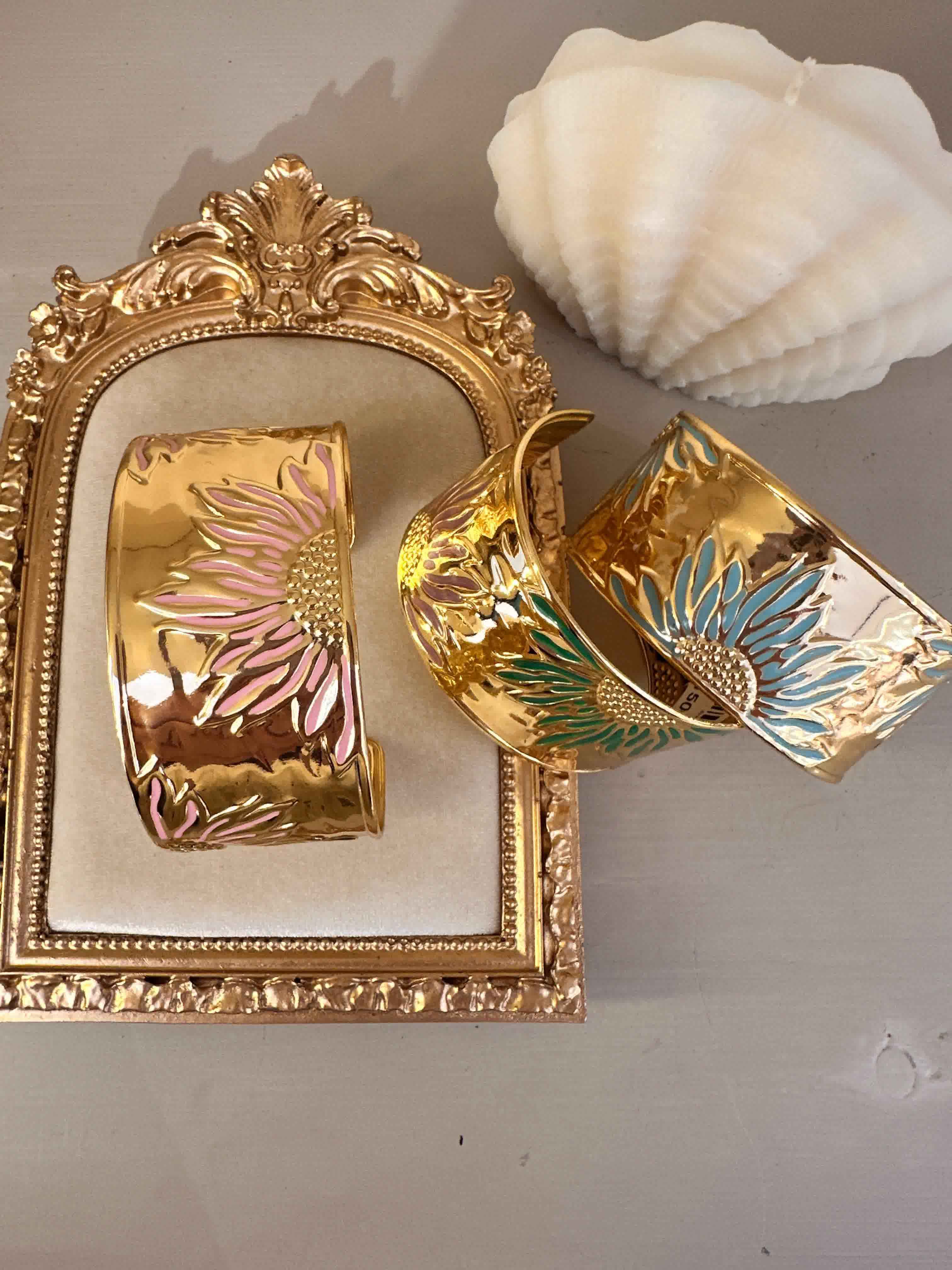 bracelet doré desin floral 