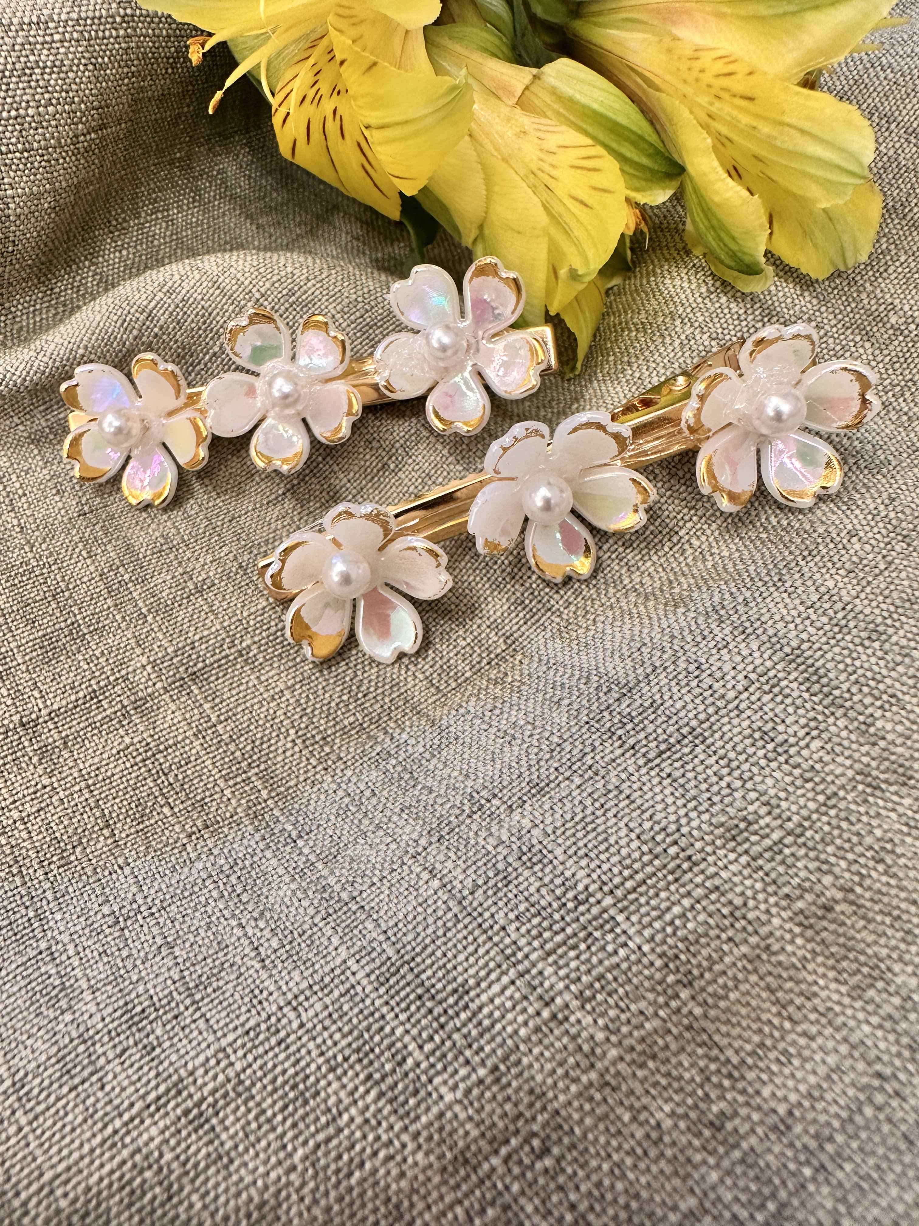 Double broche blanc fleur