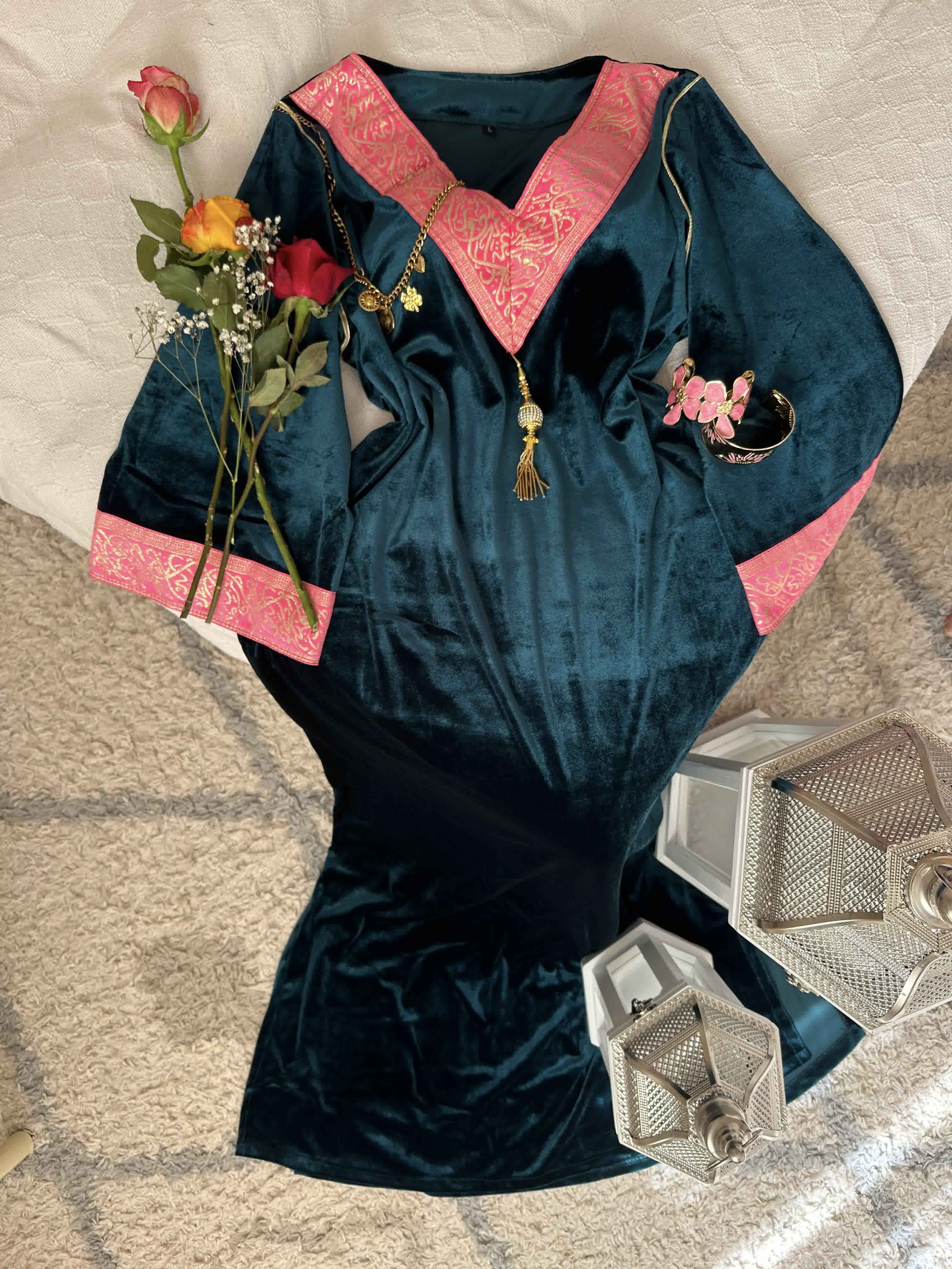 Robe velour calligraphie 