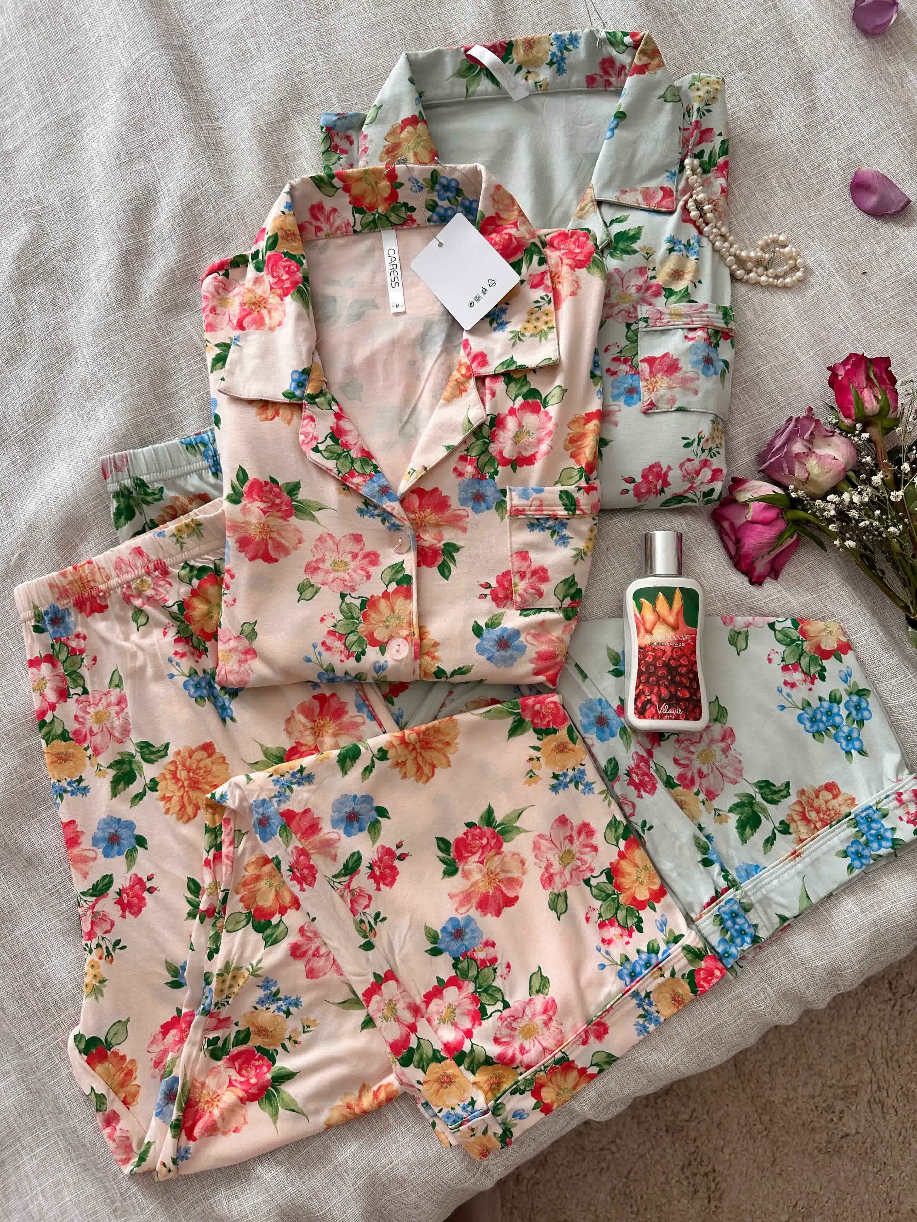 Pyjama caresse bouton fleuri 