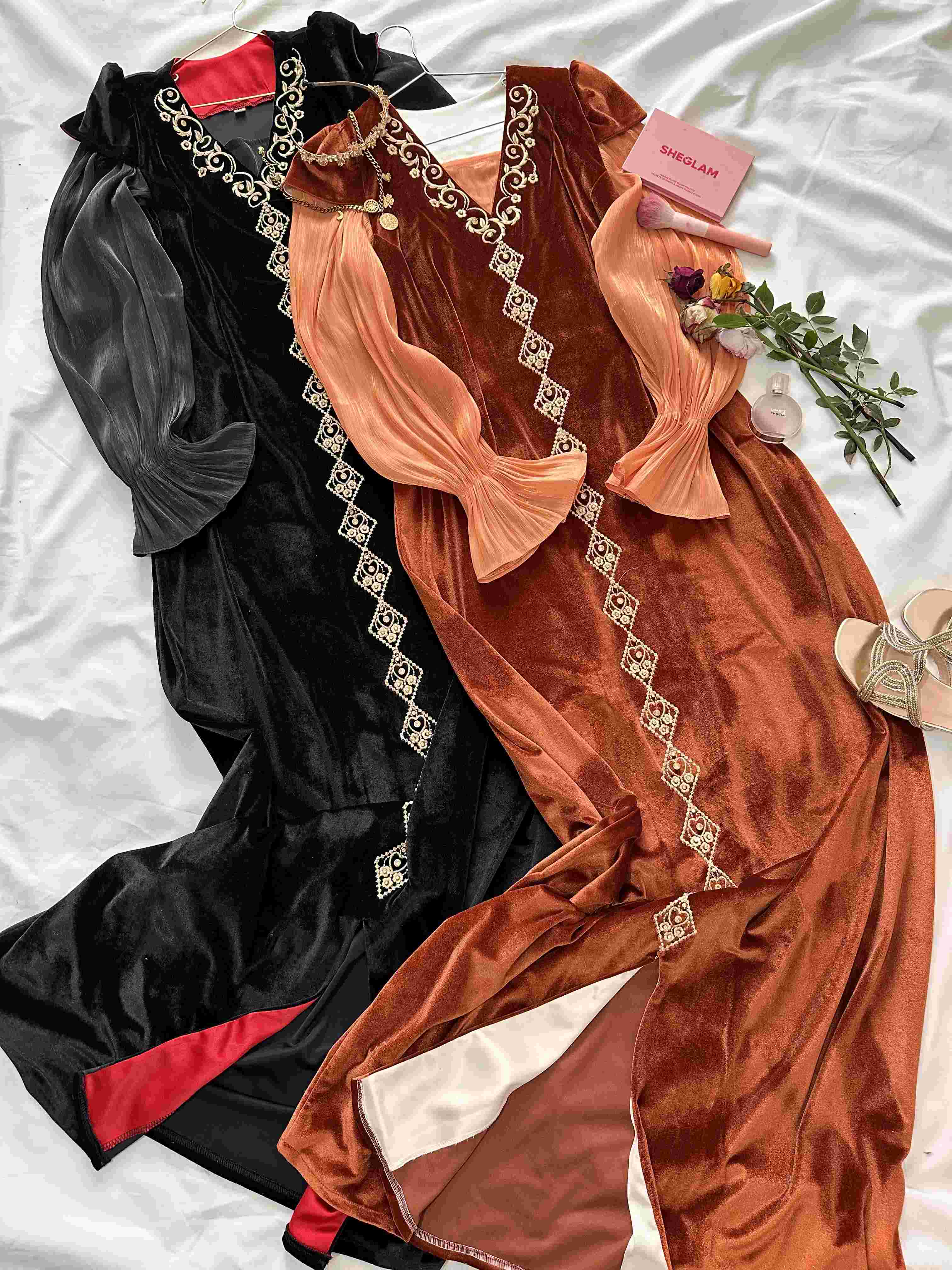 Robe White lily velour broderie doré