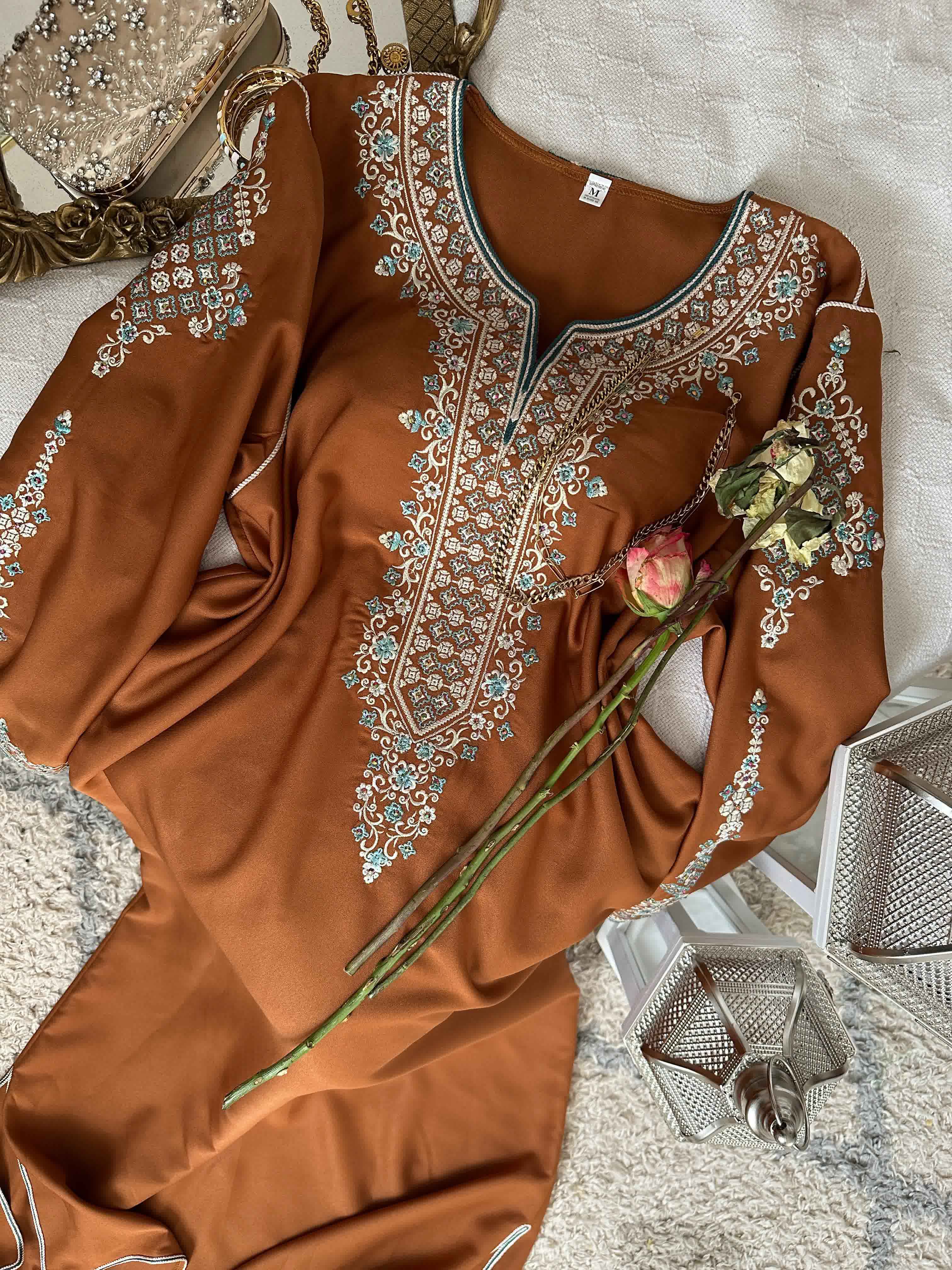 Robe broderie manches complet 