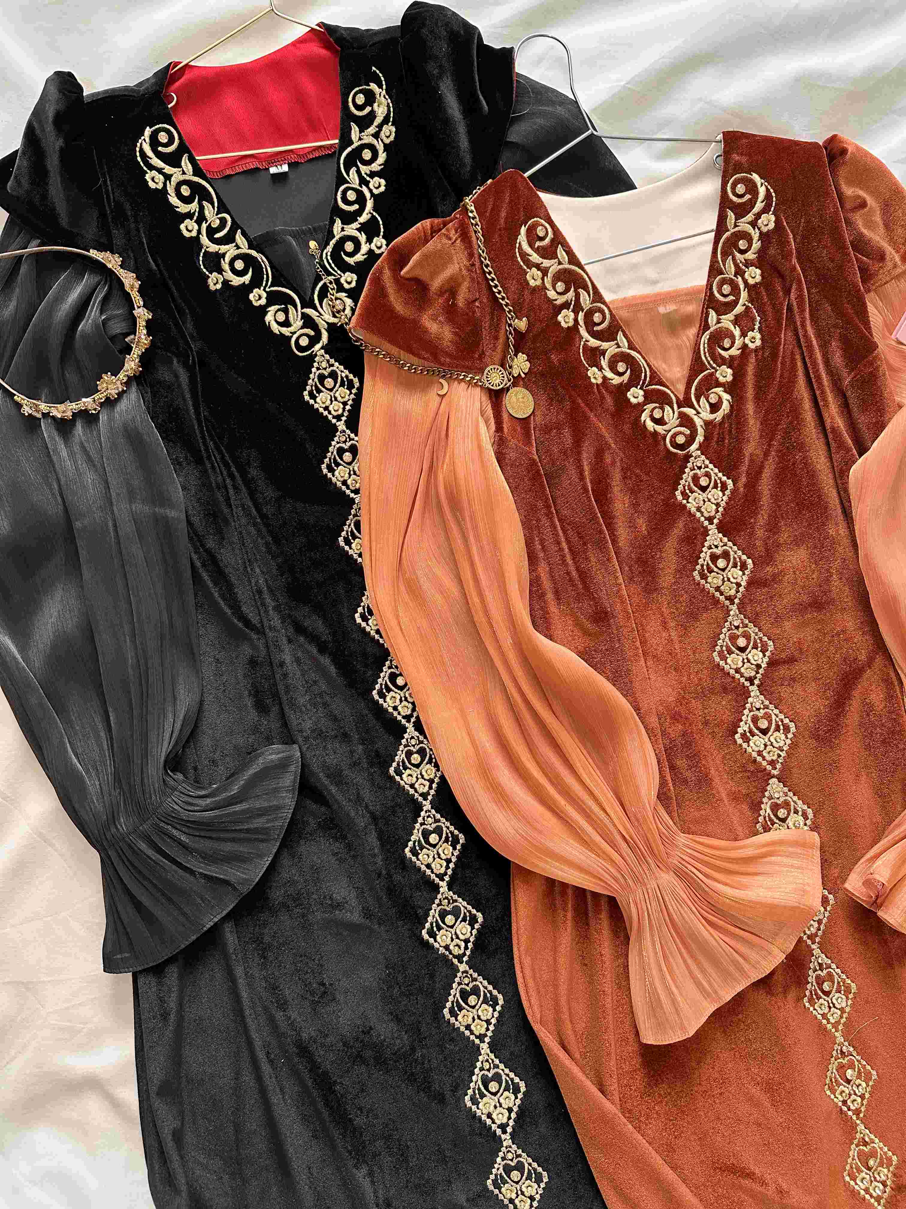 Robe White lily velour broderie doré 