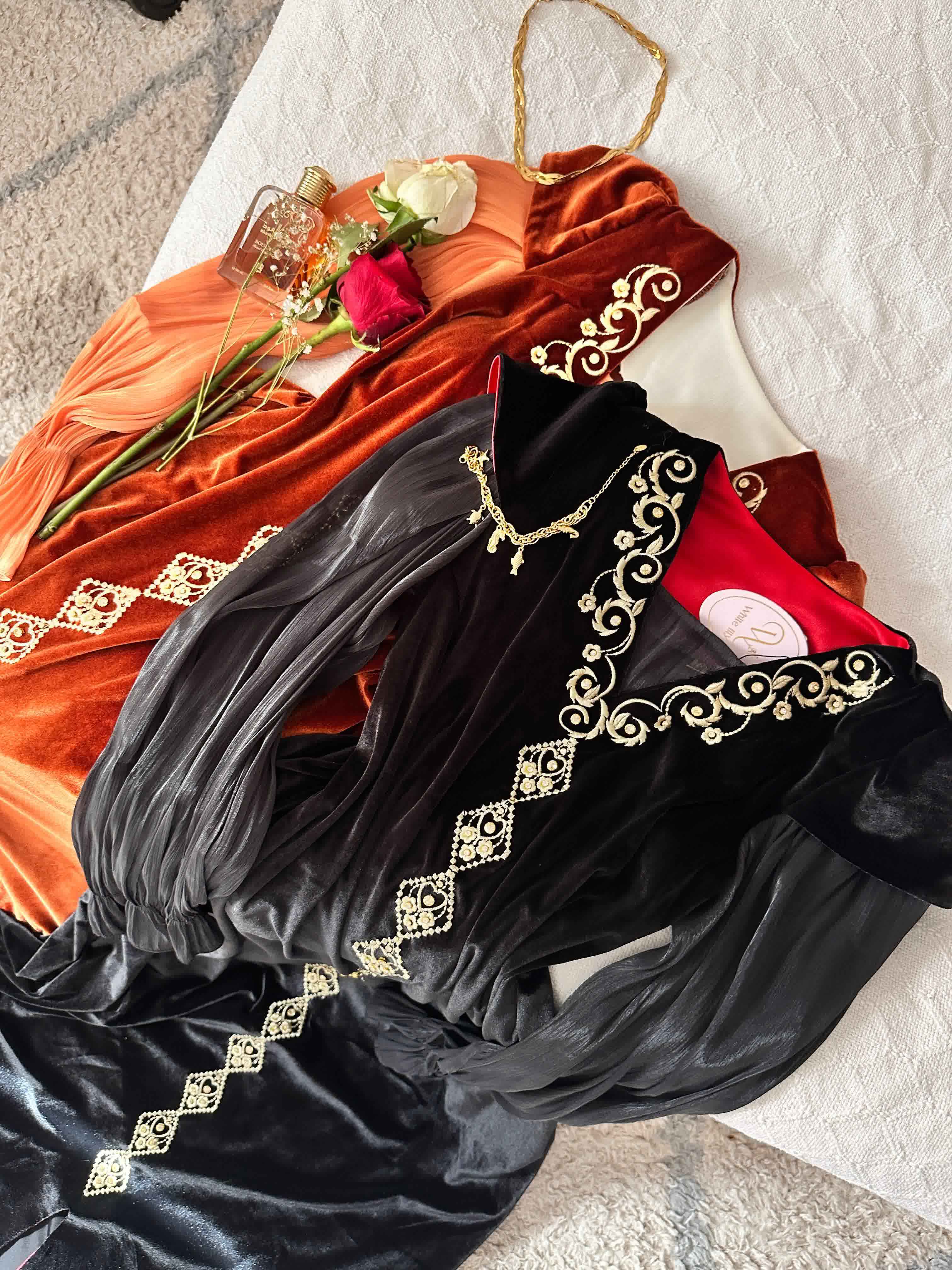 Robe White lily velour broderie doré