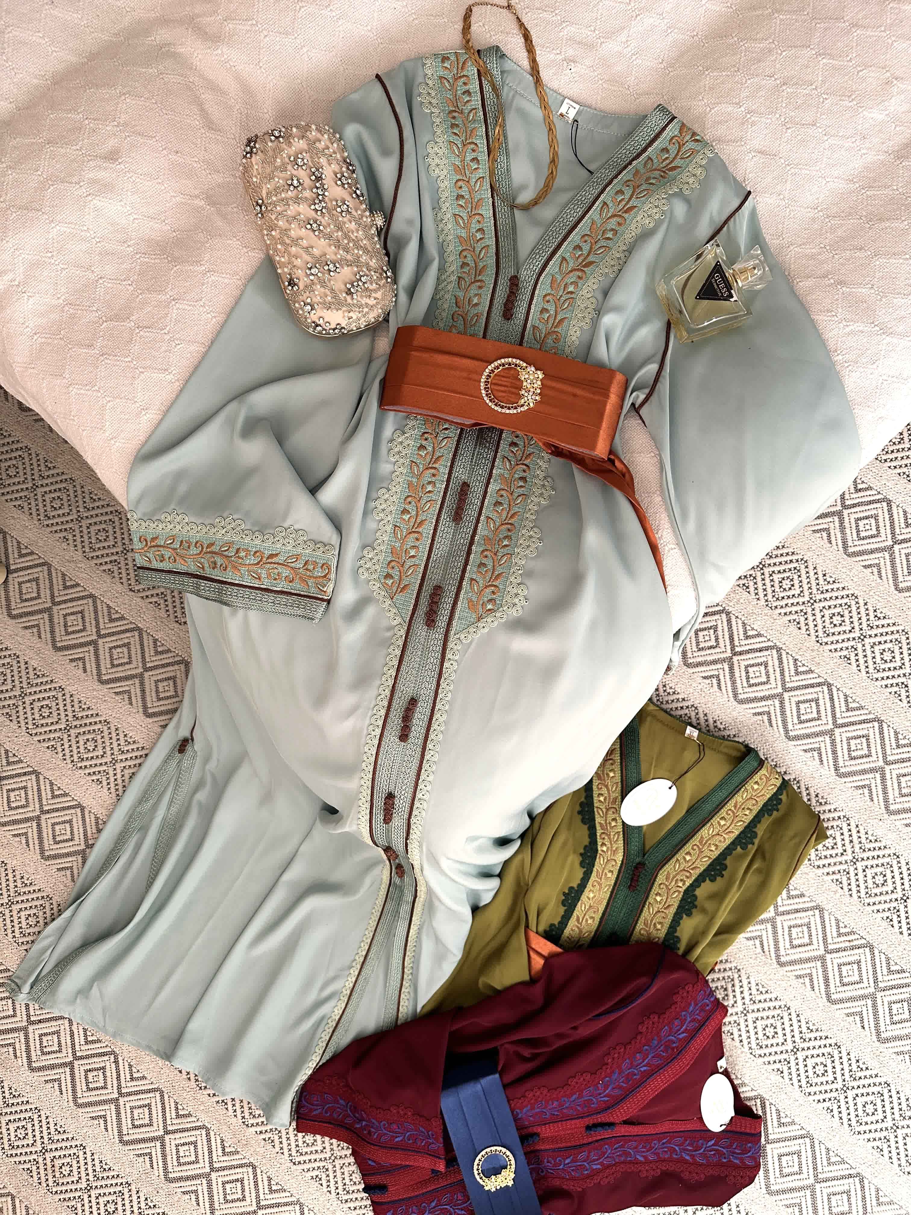 Caftan crêpe broderie et gros-fil