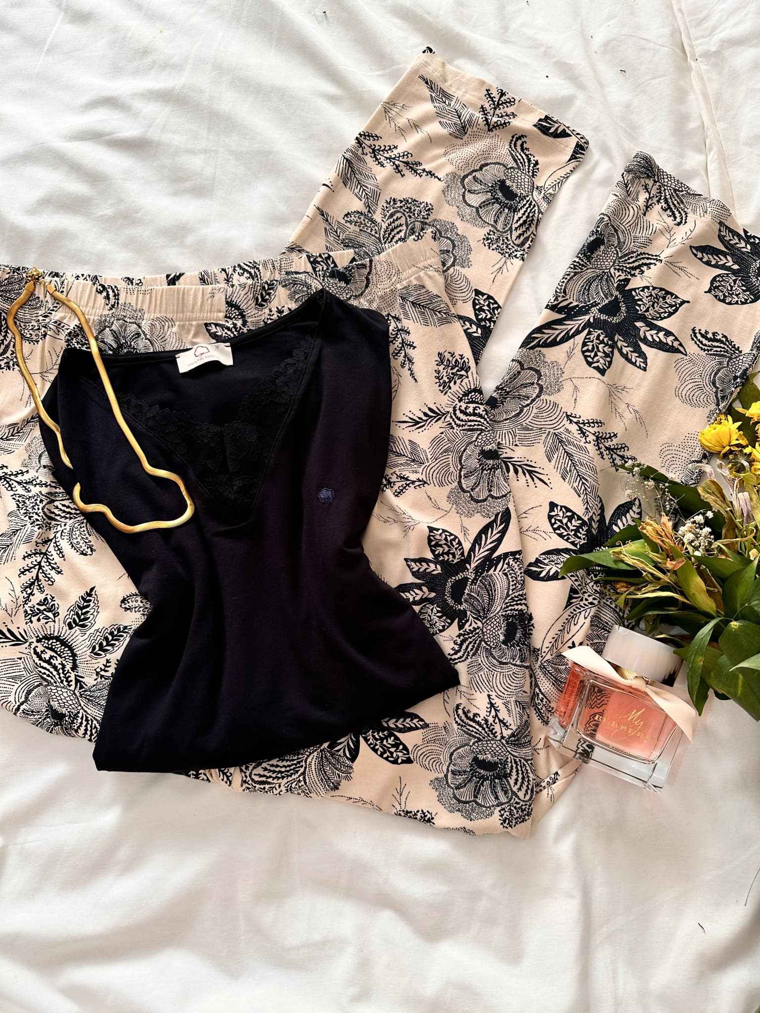 Pyjama Penymood noir pantalon beige fleuri 