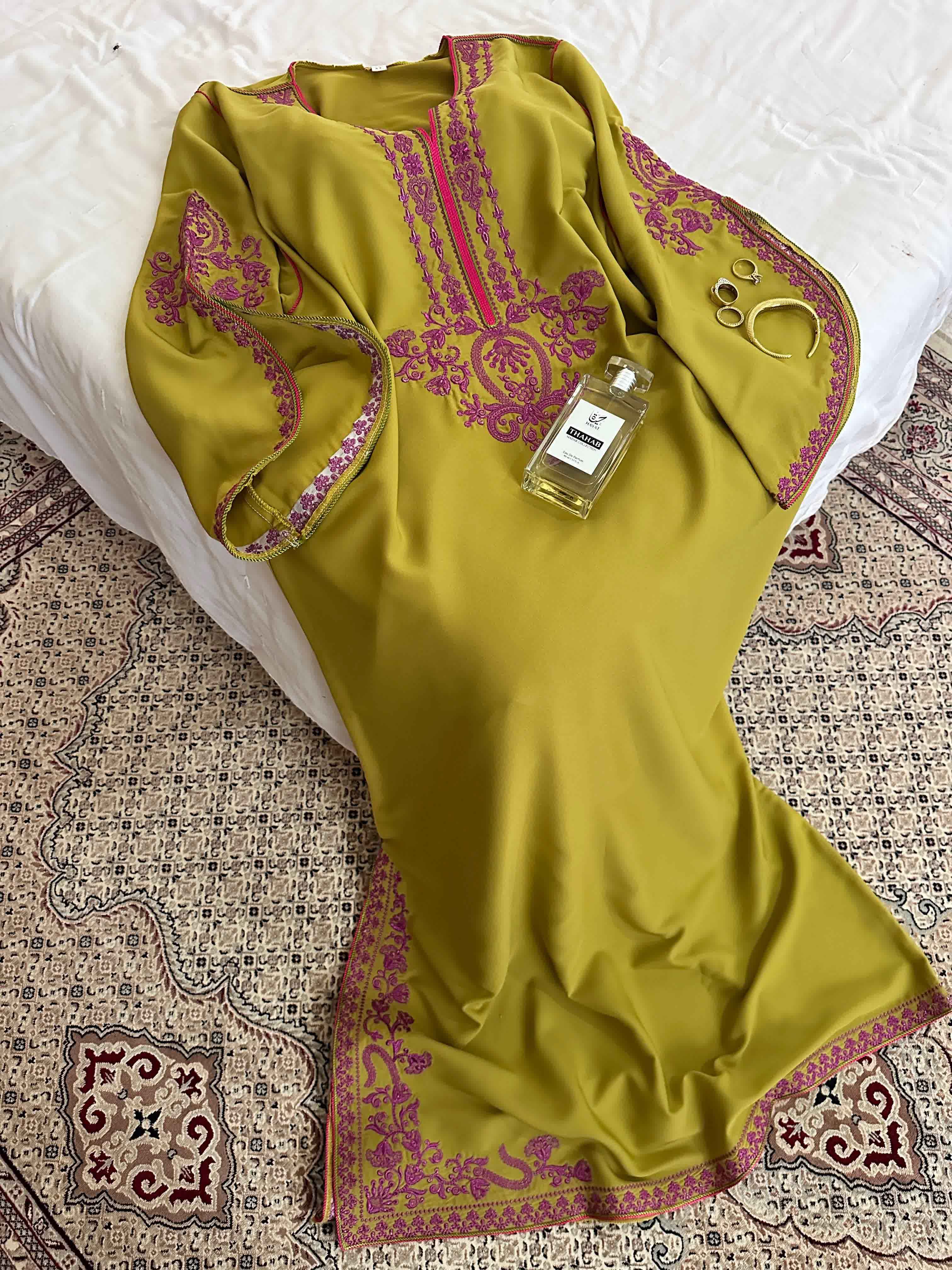 Robe fente broderie brillante