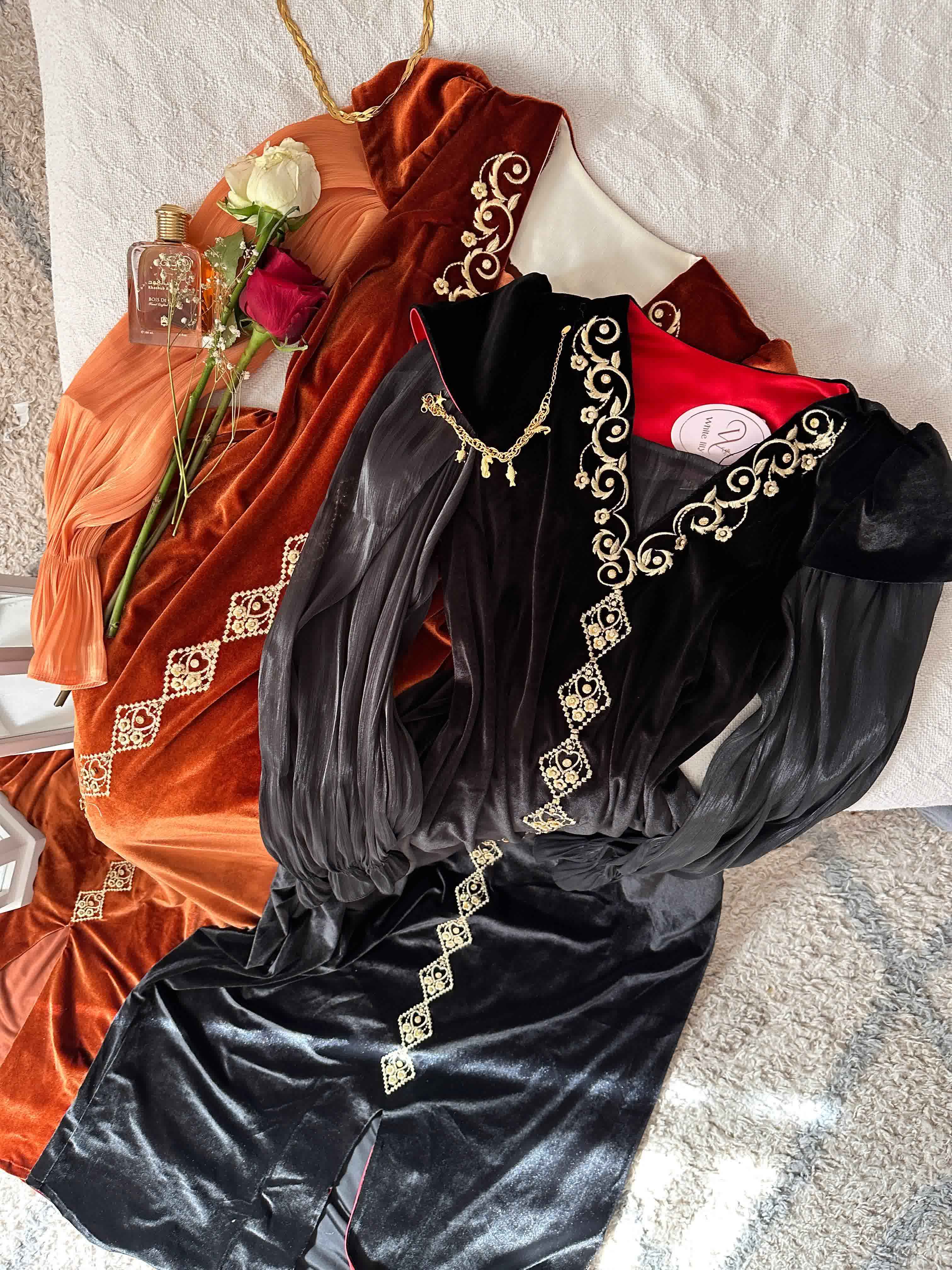 Robe White lily velour broderie doré 