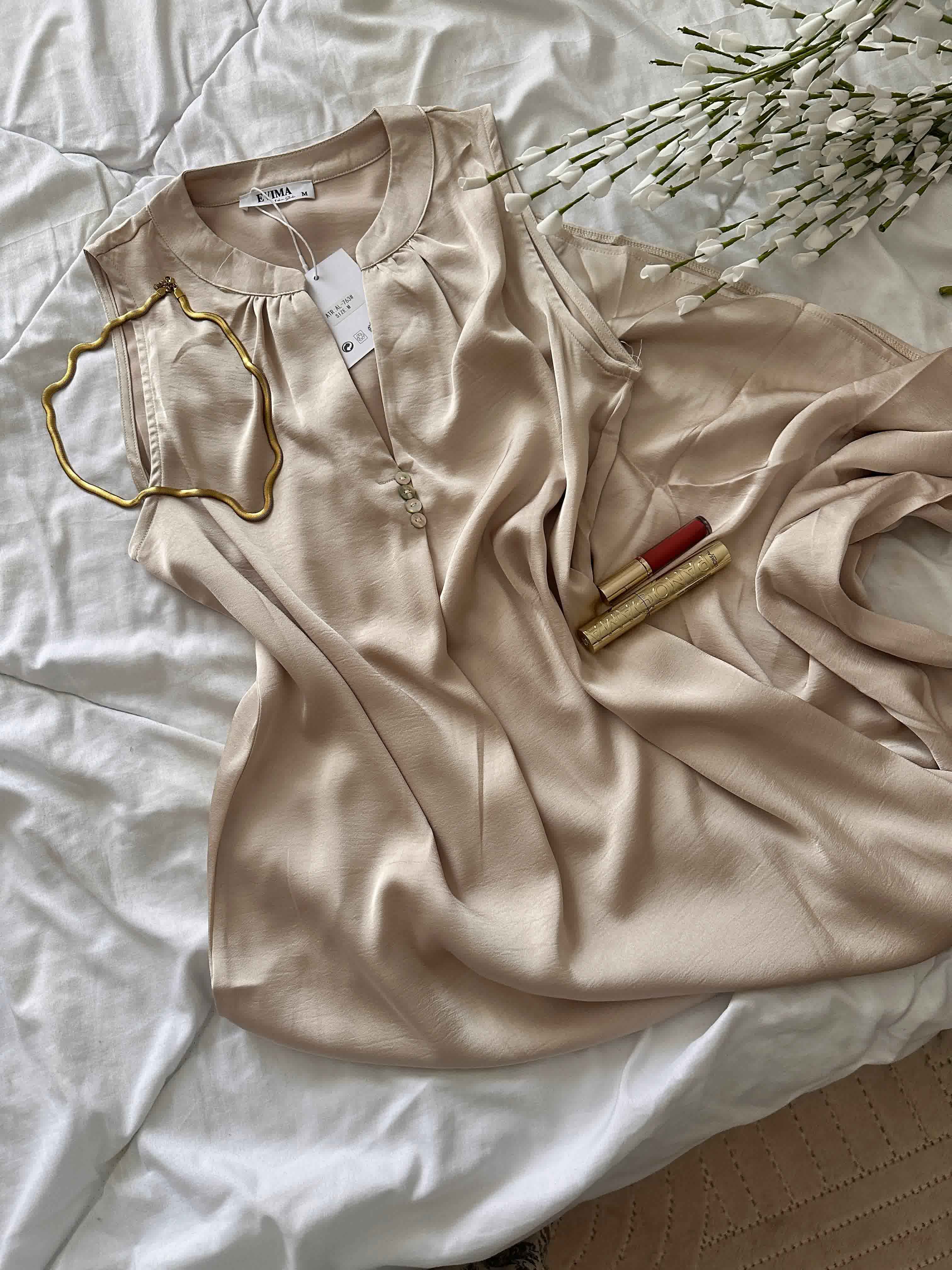 Robe uni décolté boutons 