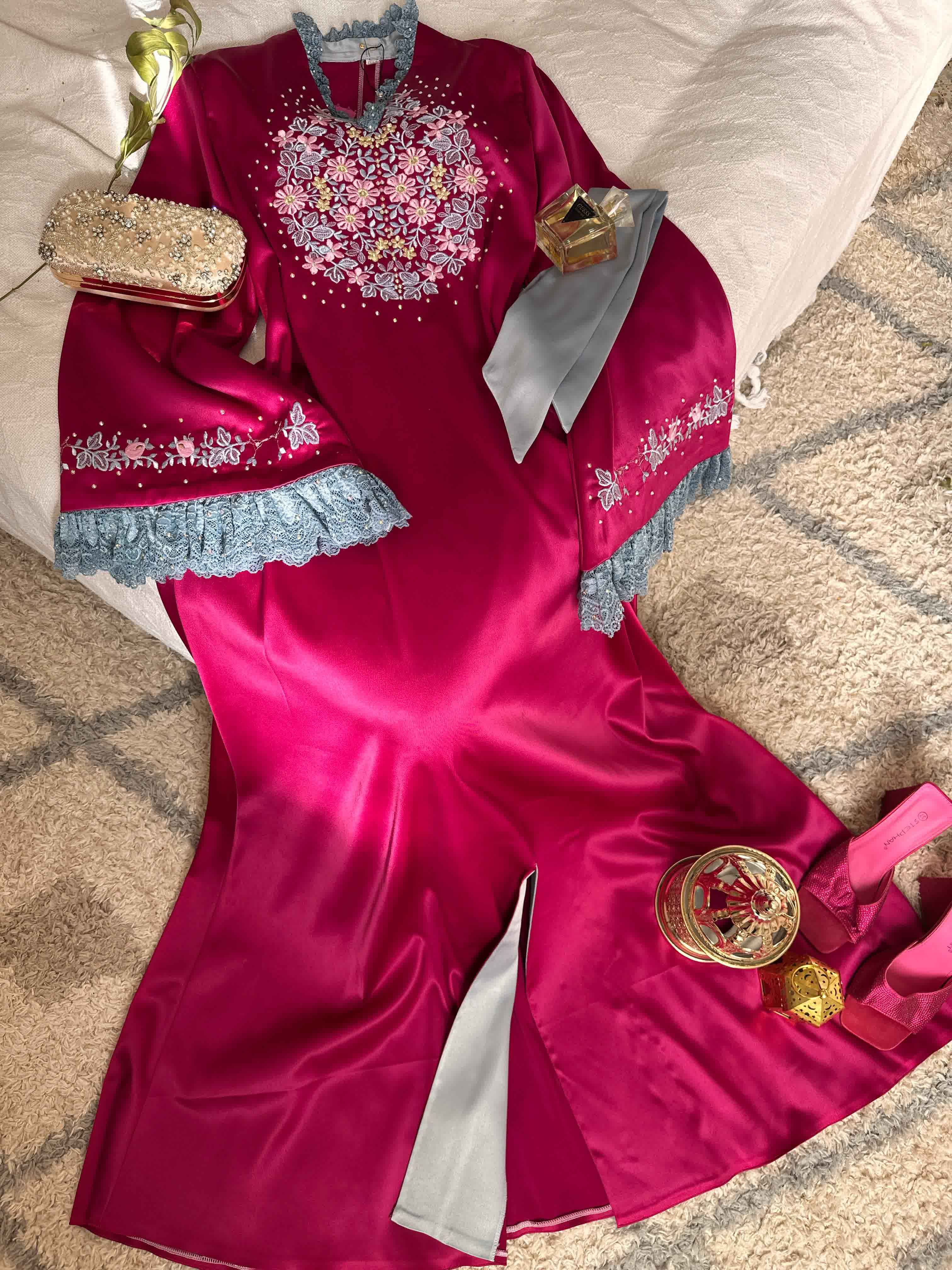 Robe satinée details broderie et dentelle