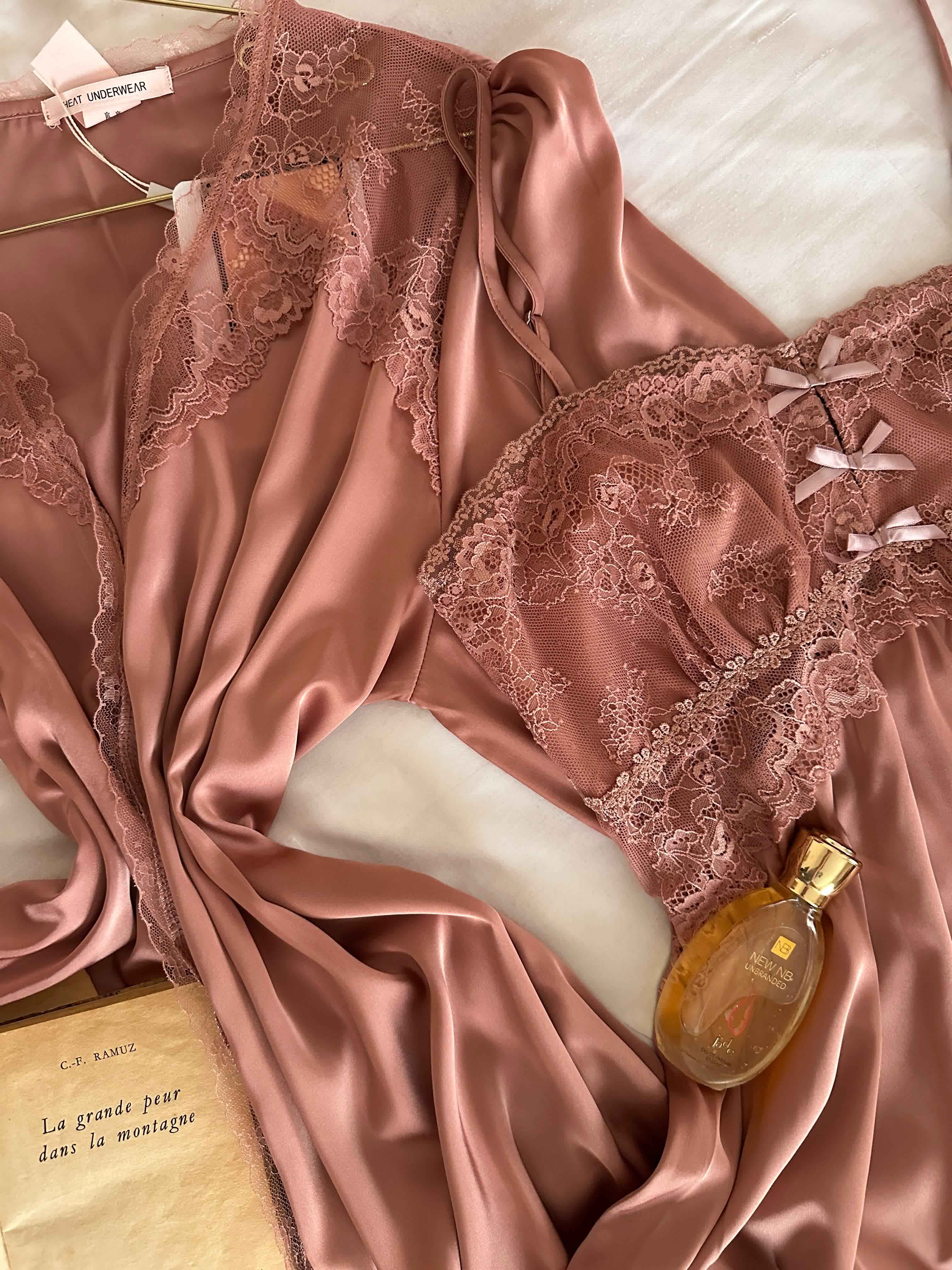 Deshabillé Poitrine dentelle vintage 