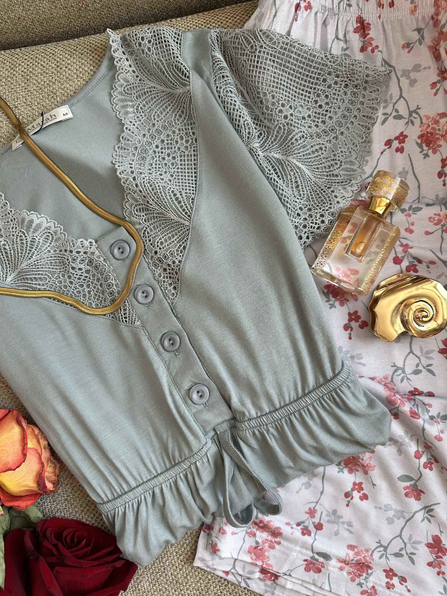 Pyjama grise avec dentelle pantalon rose