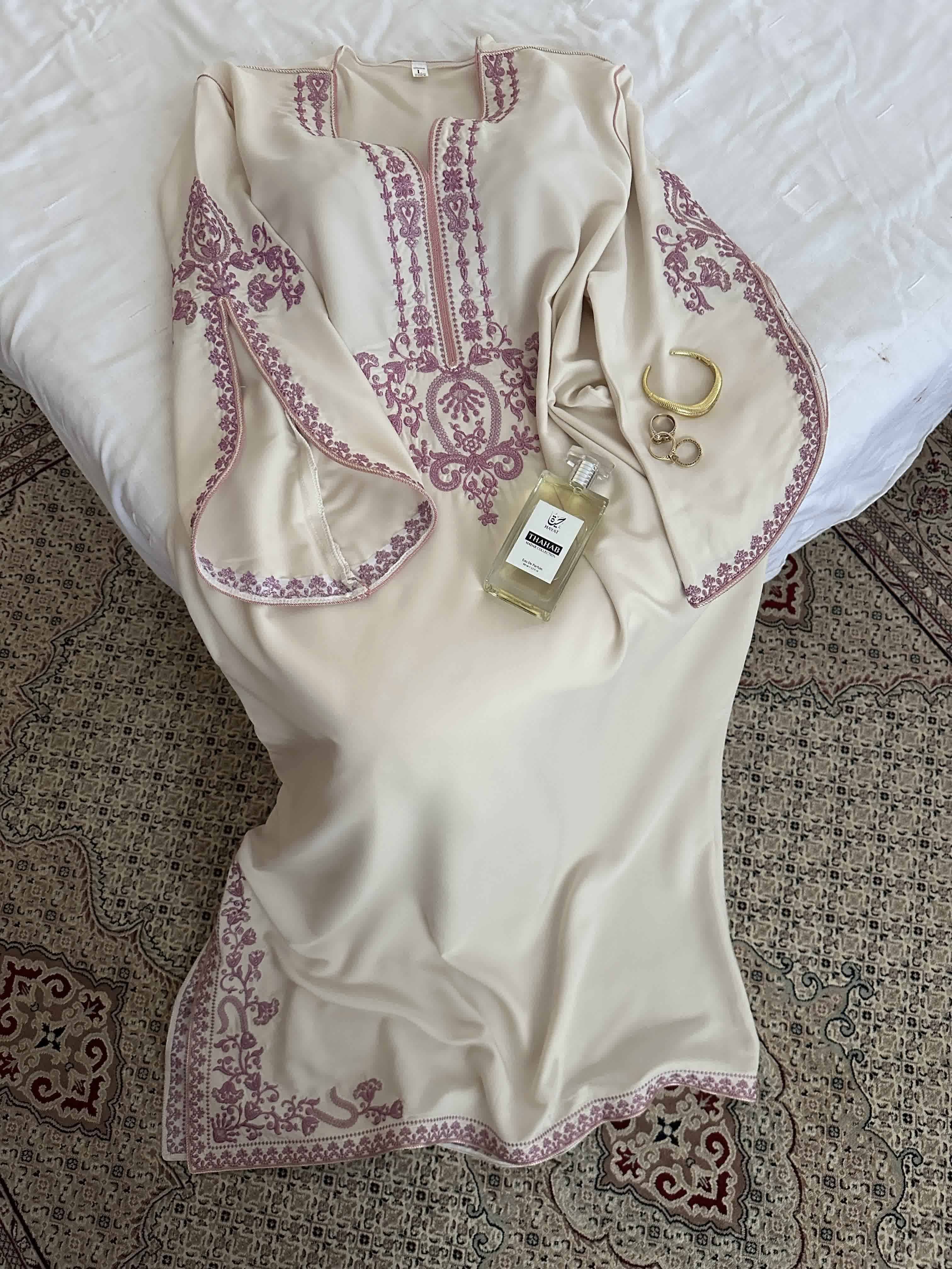 Robe fente broderie brillante 