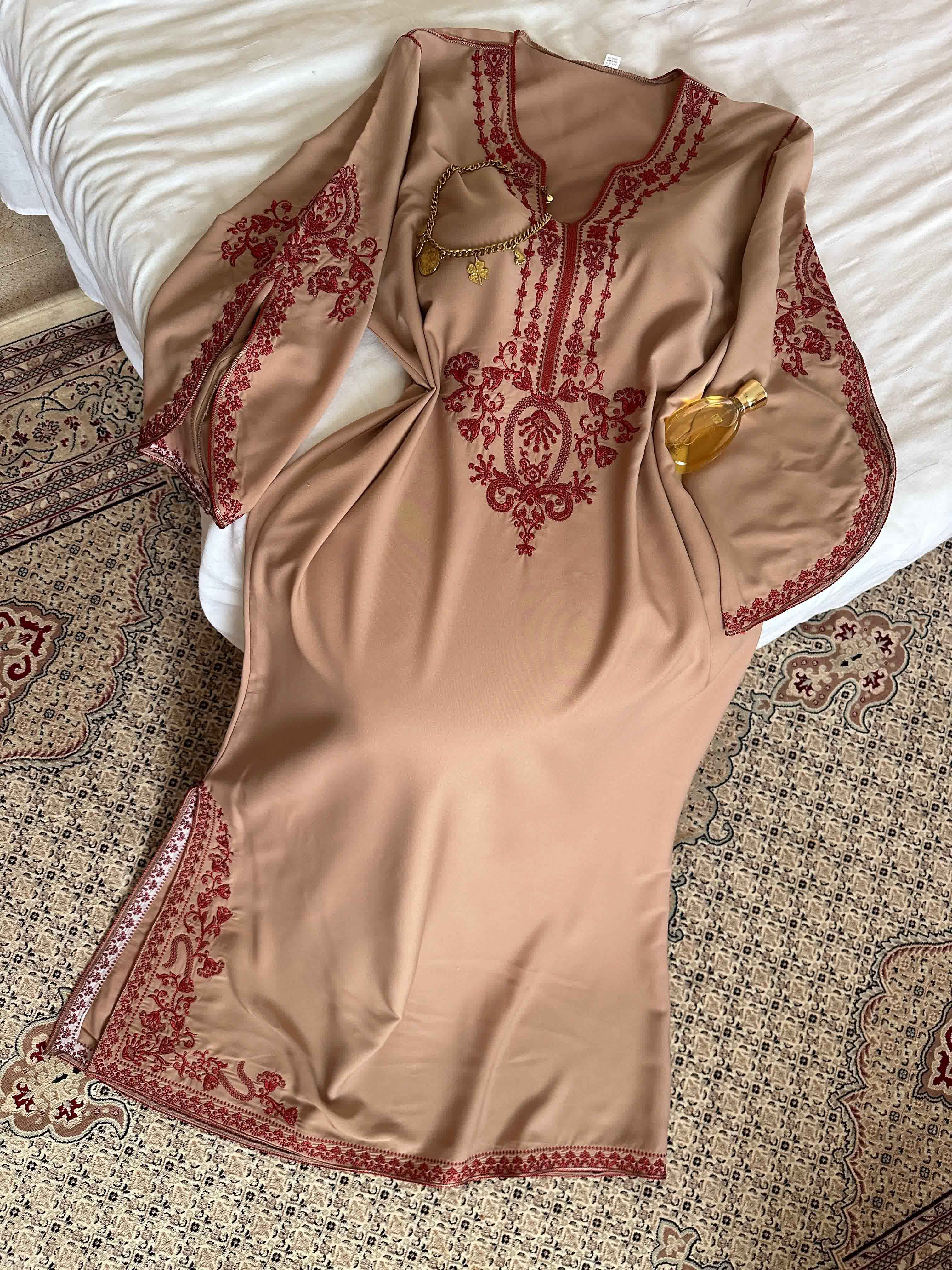 Robe fente broderie brillante