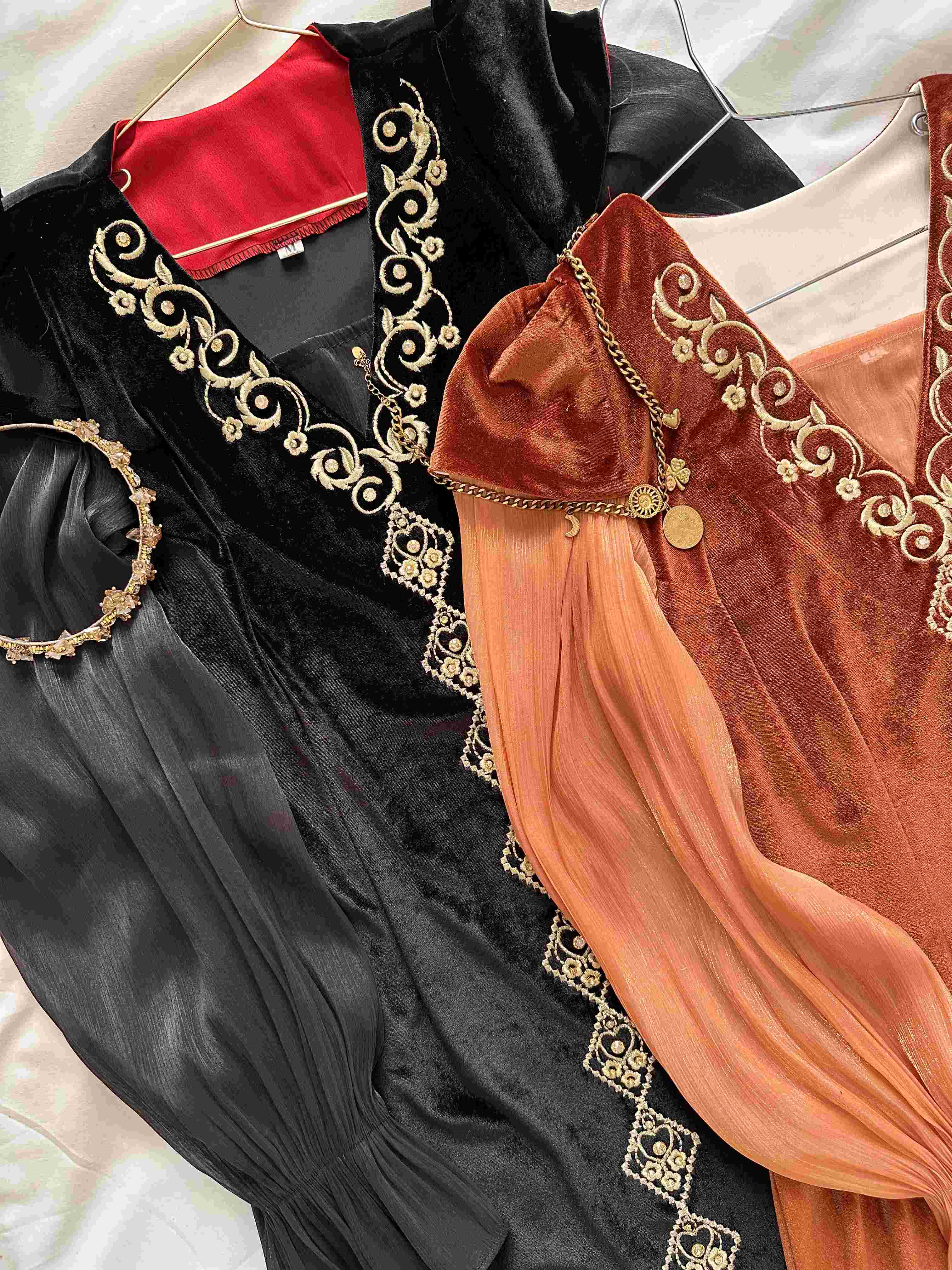 Robe White lily velour broderie doré 