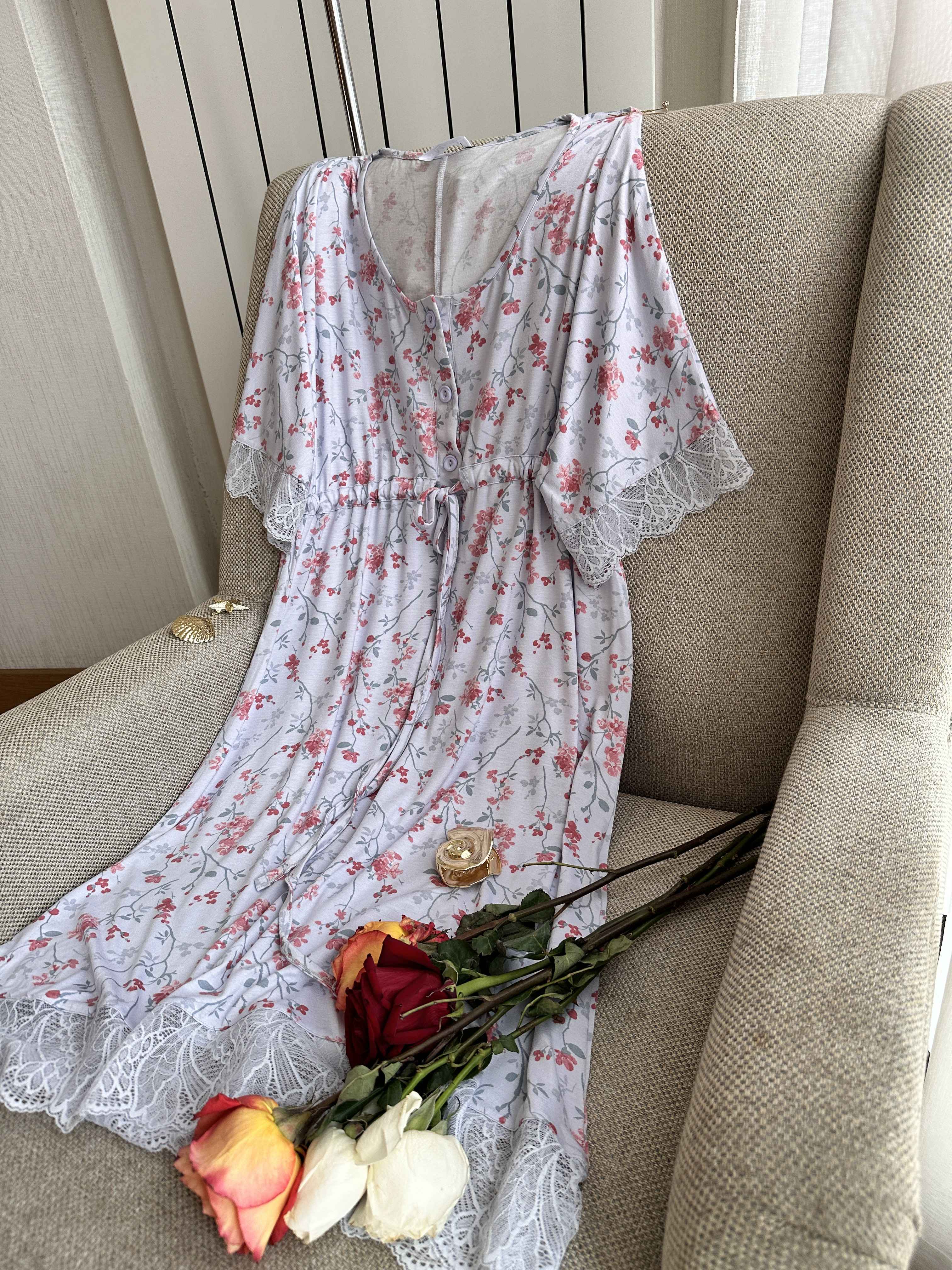 Robe courte bleu-ciel fleuri dentelle 