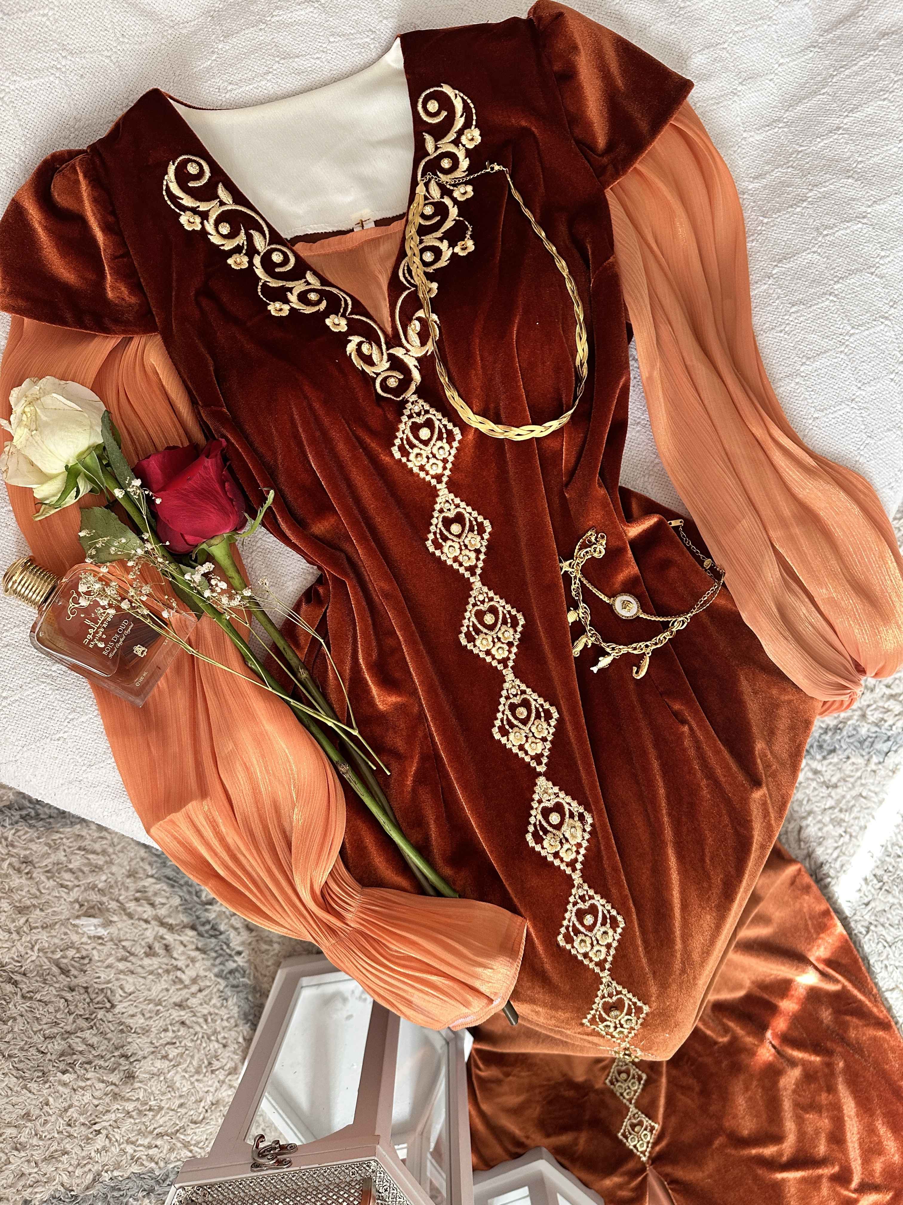 Robe White lily velour broderie doré 