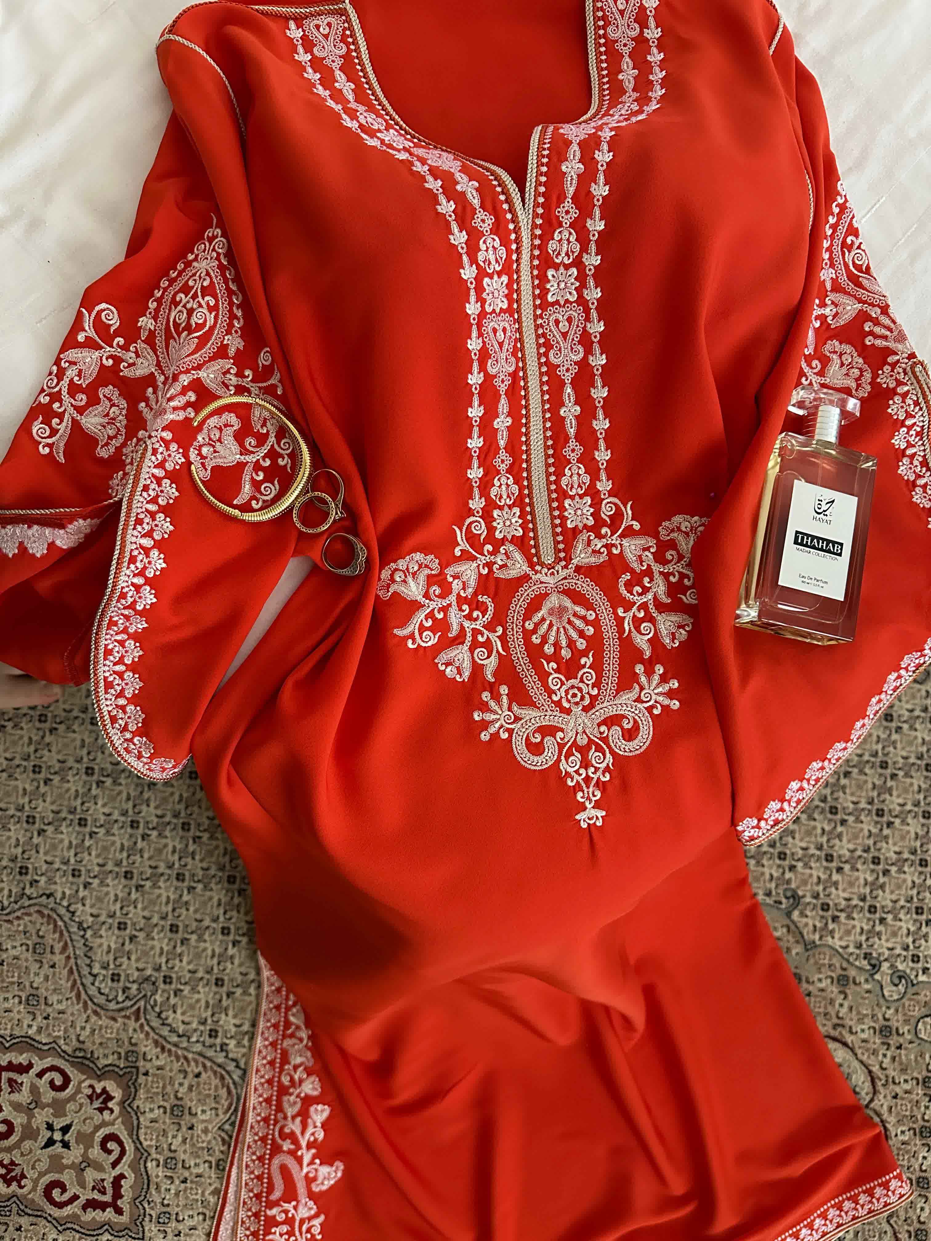 Robe fente broderie brillante 