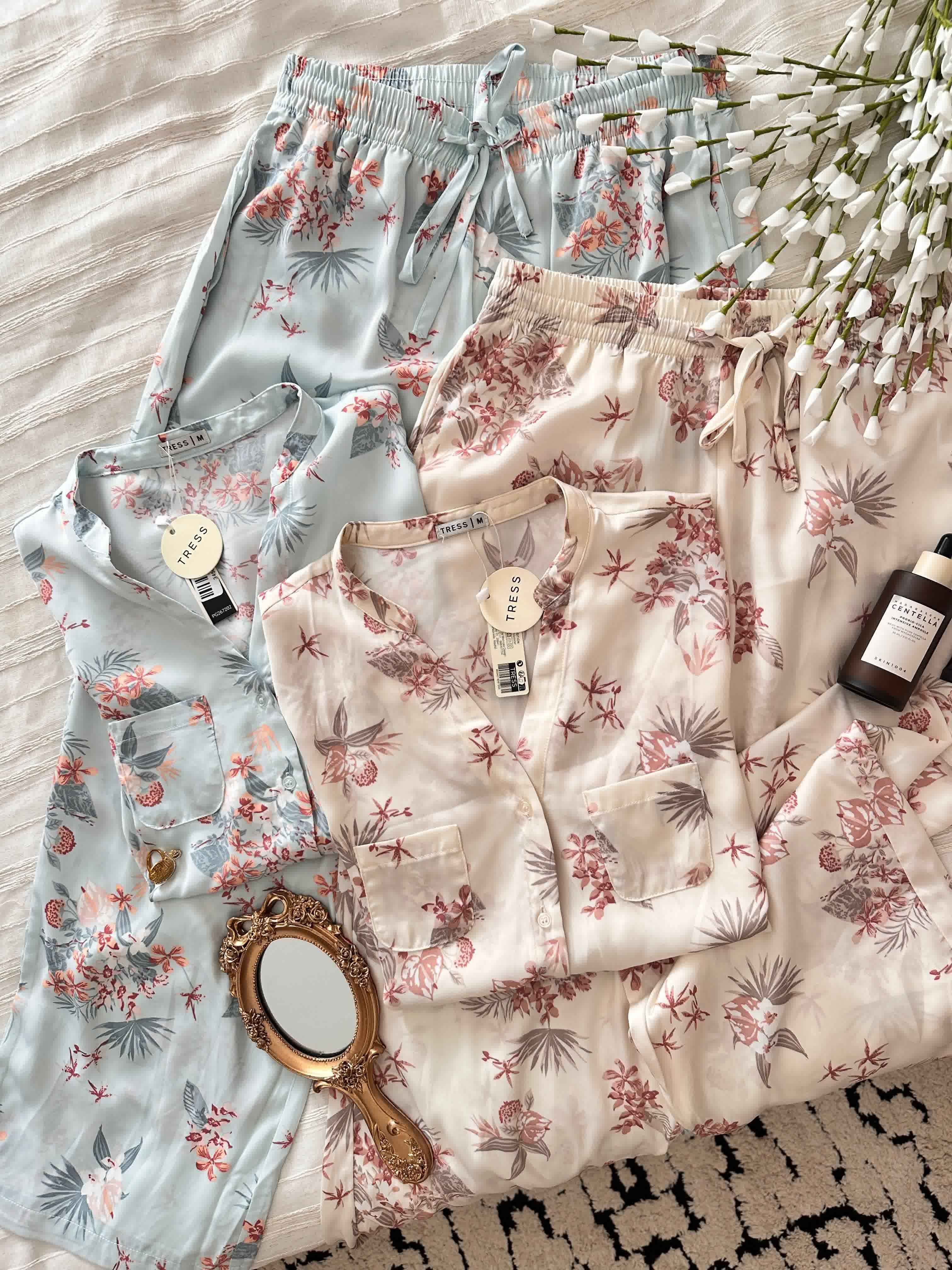 Pyjama satin bleu/brige fleuri