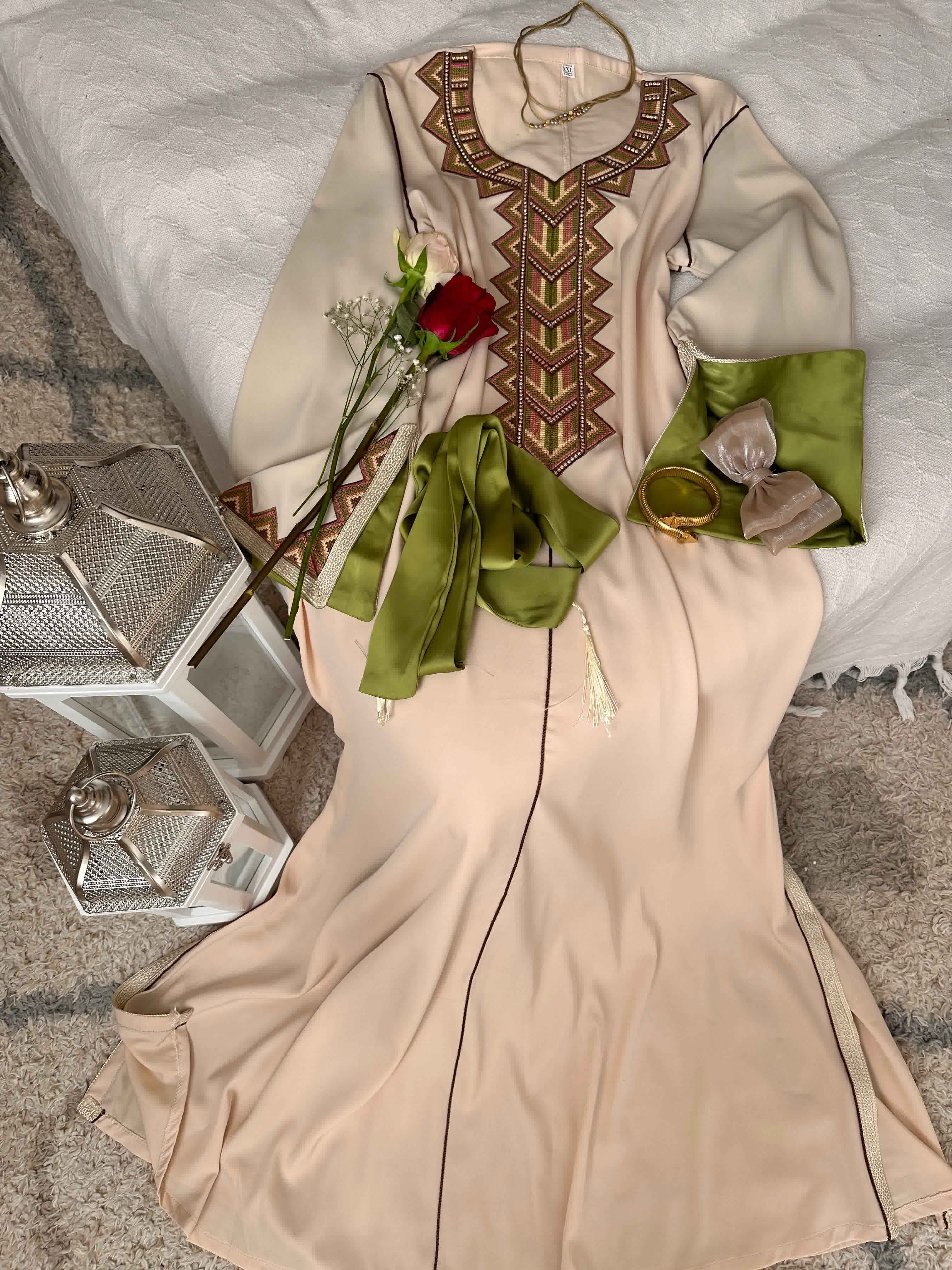 Robe broderie geometrique 