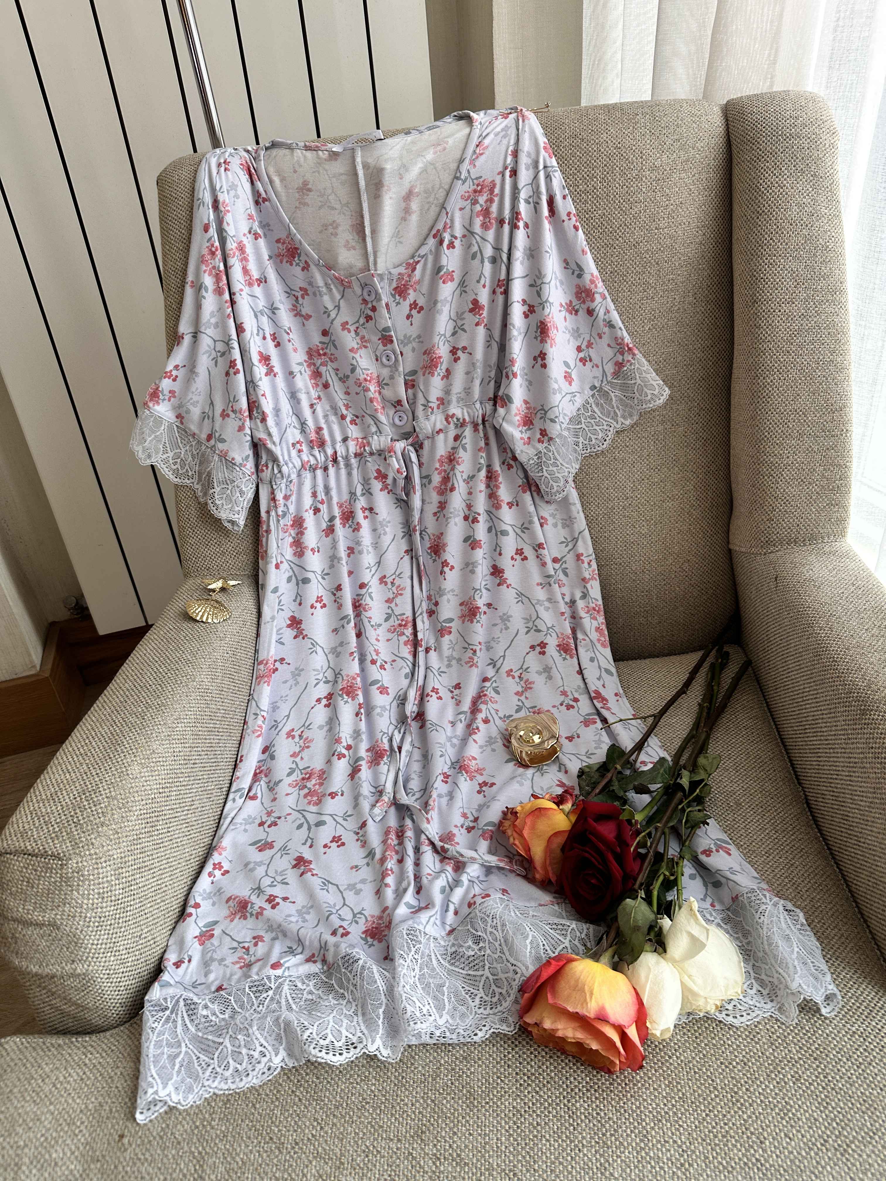 Robe courte bleu-ciel fleuri dentelle 