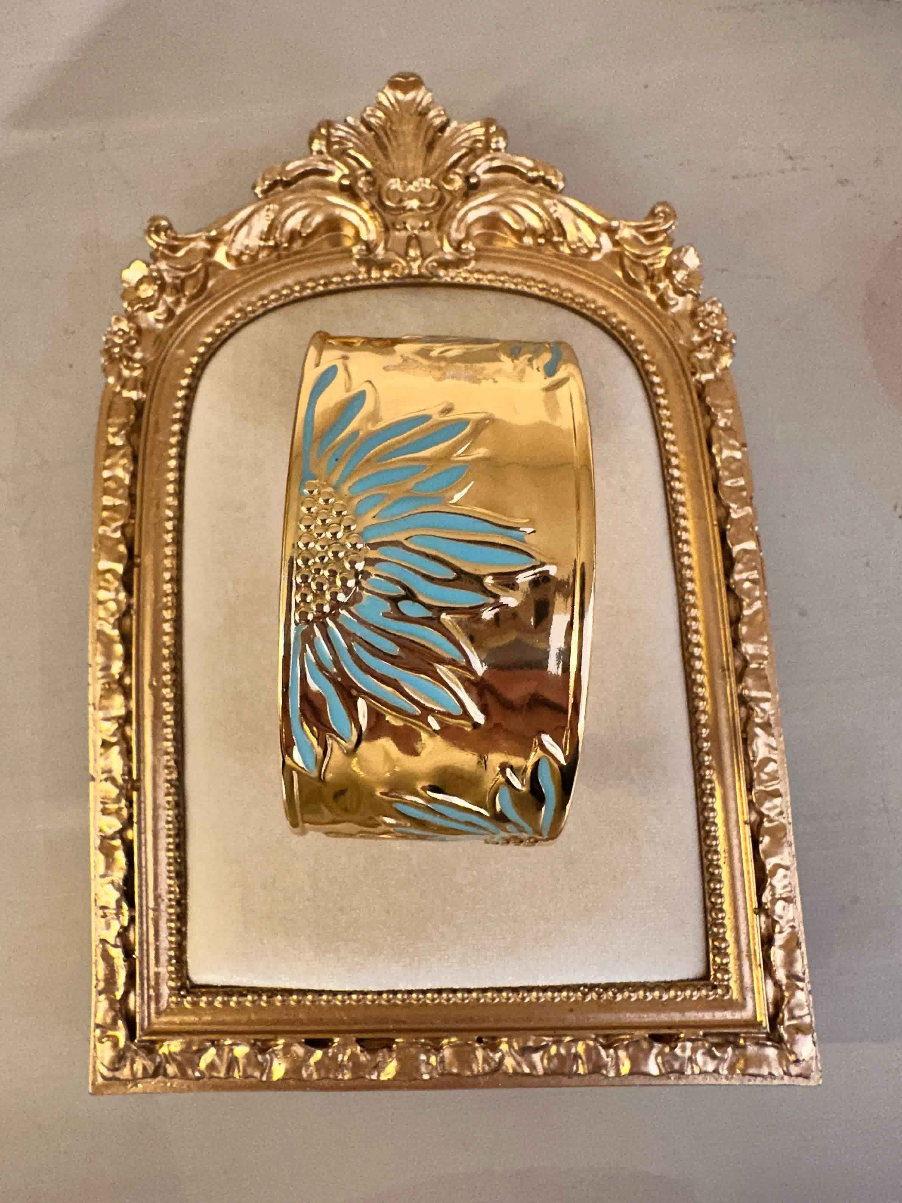 bracelet doré desin floral 