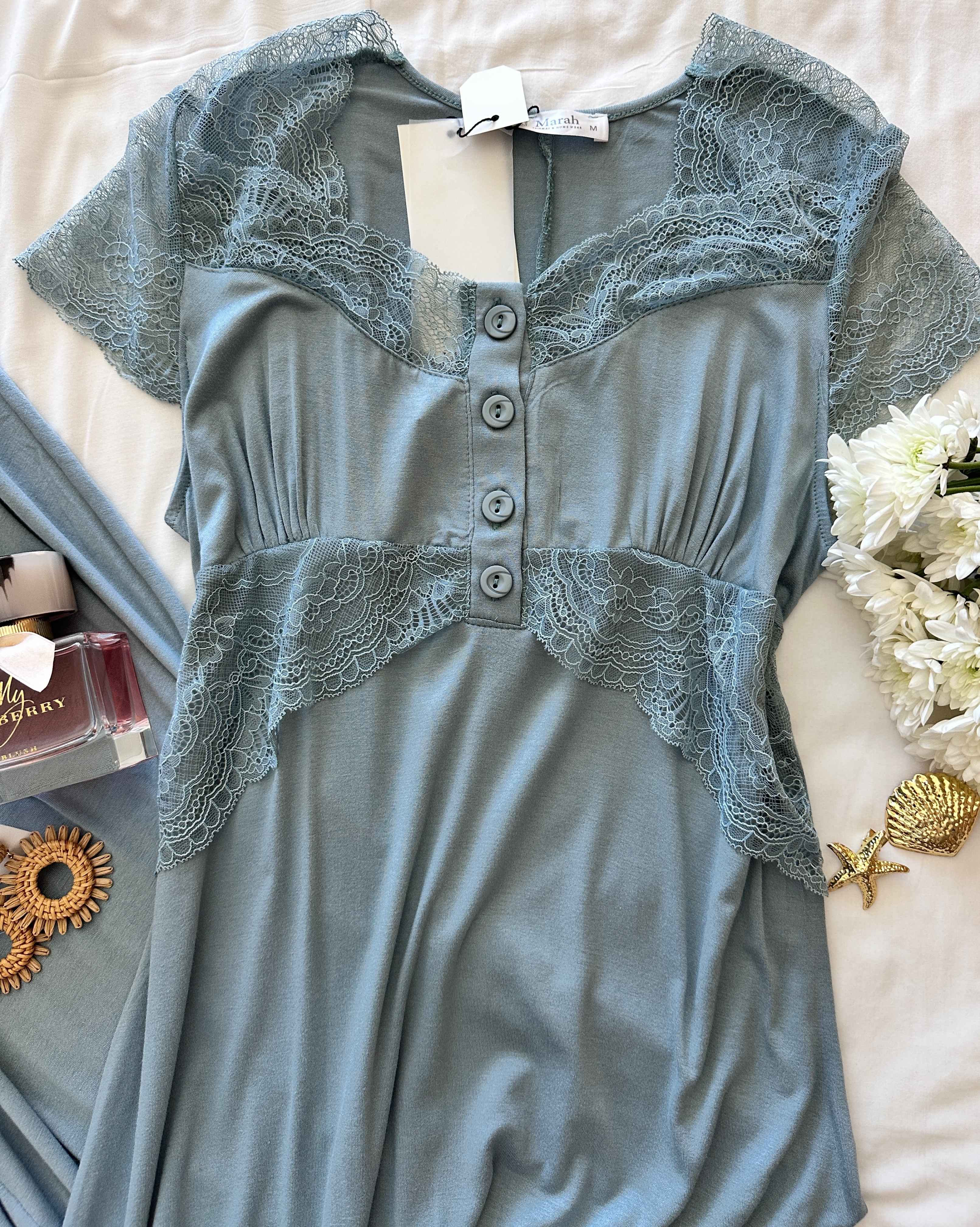 Robe grise boutons avec dentelle