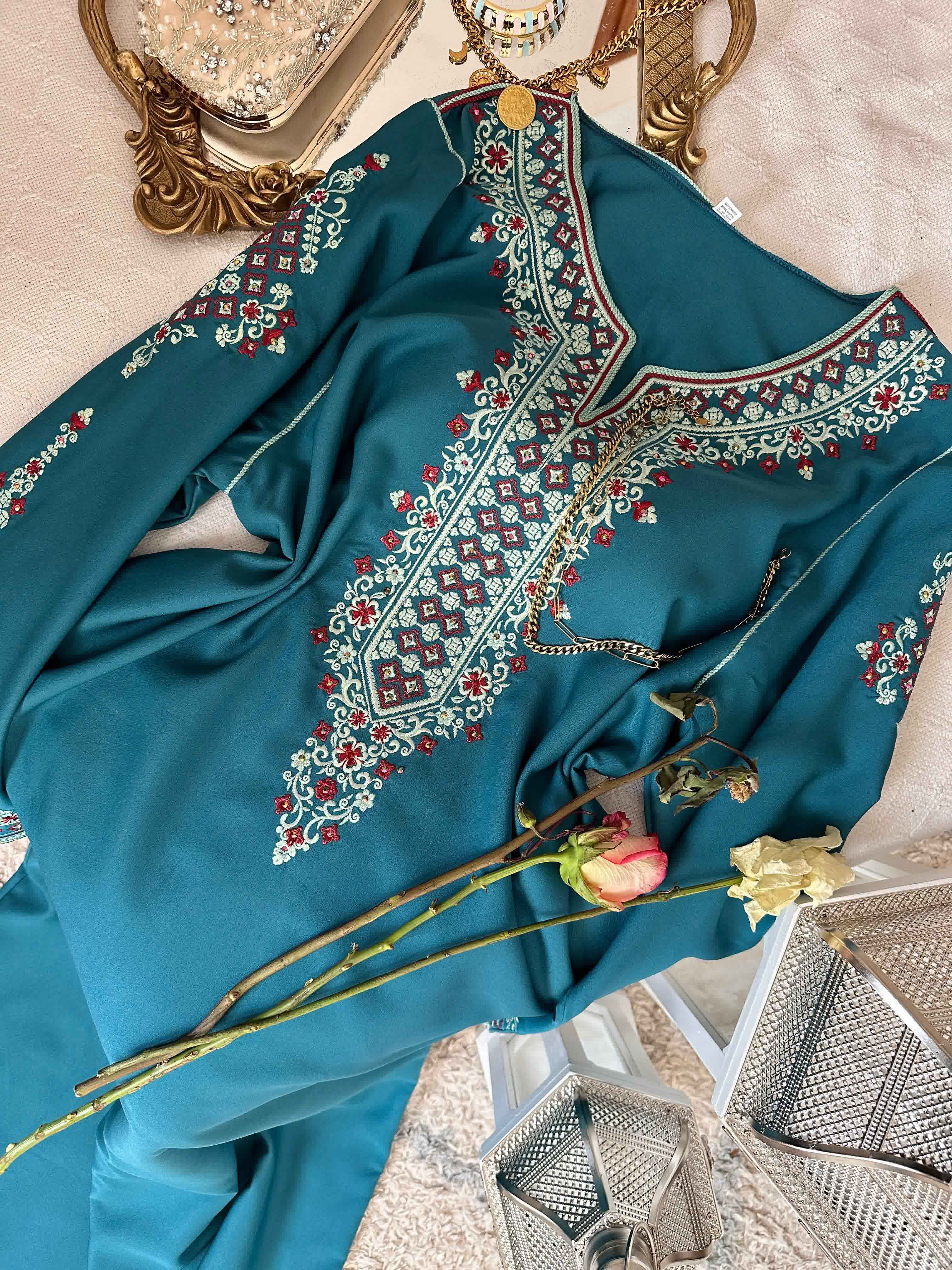 Robe broderie manches complet 