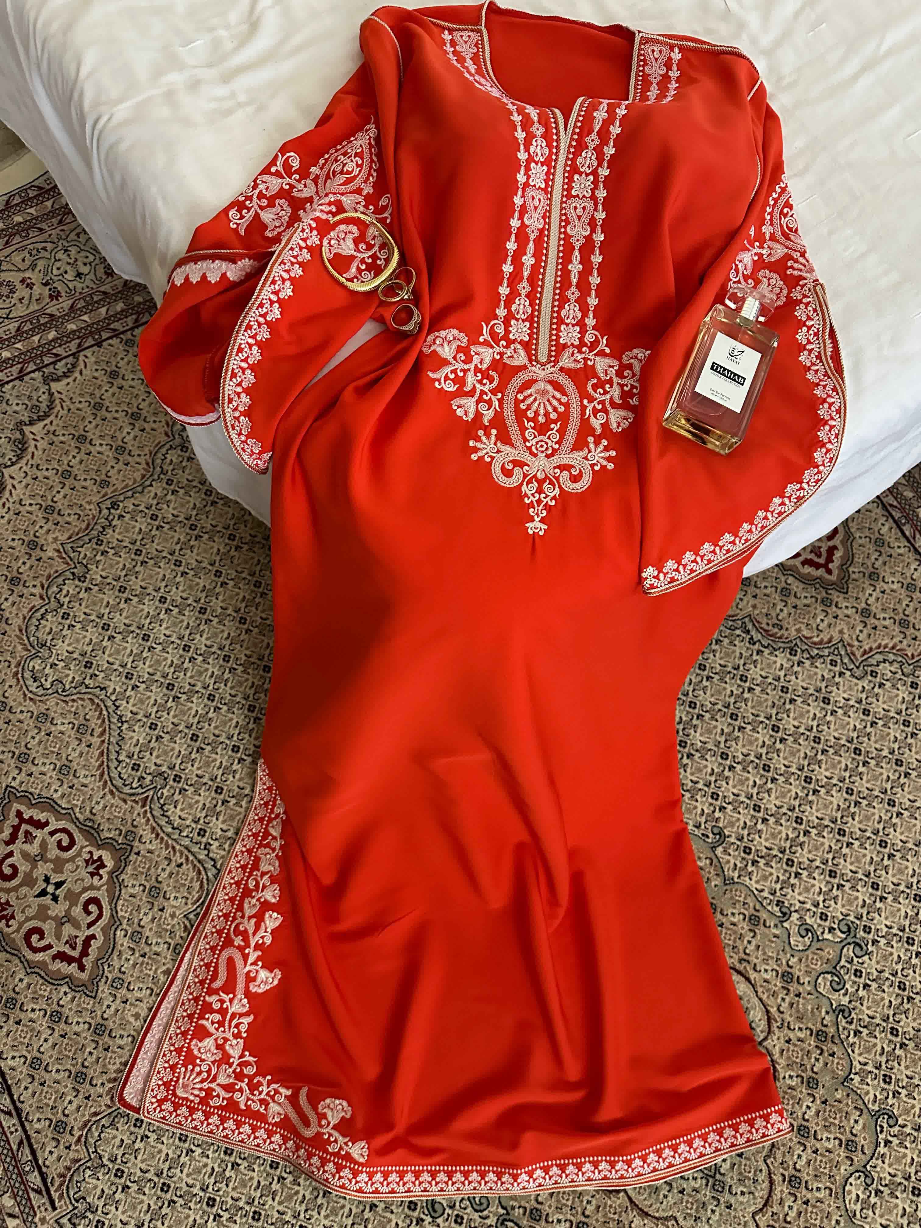 Robe fente broderie brillante 