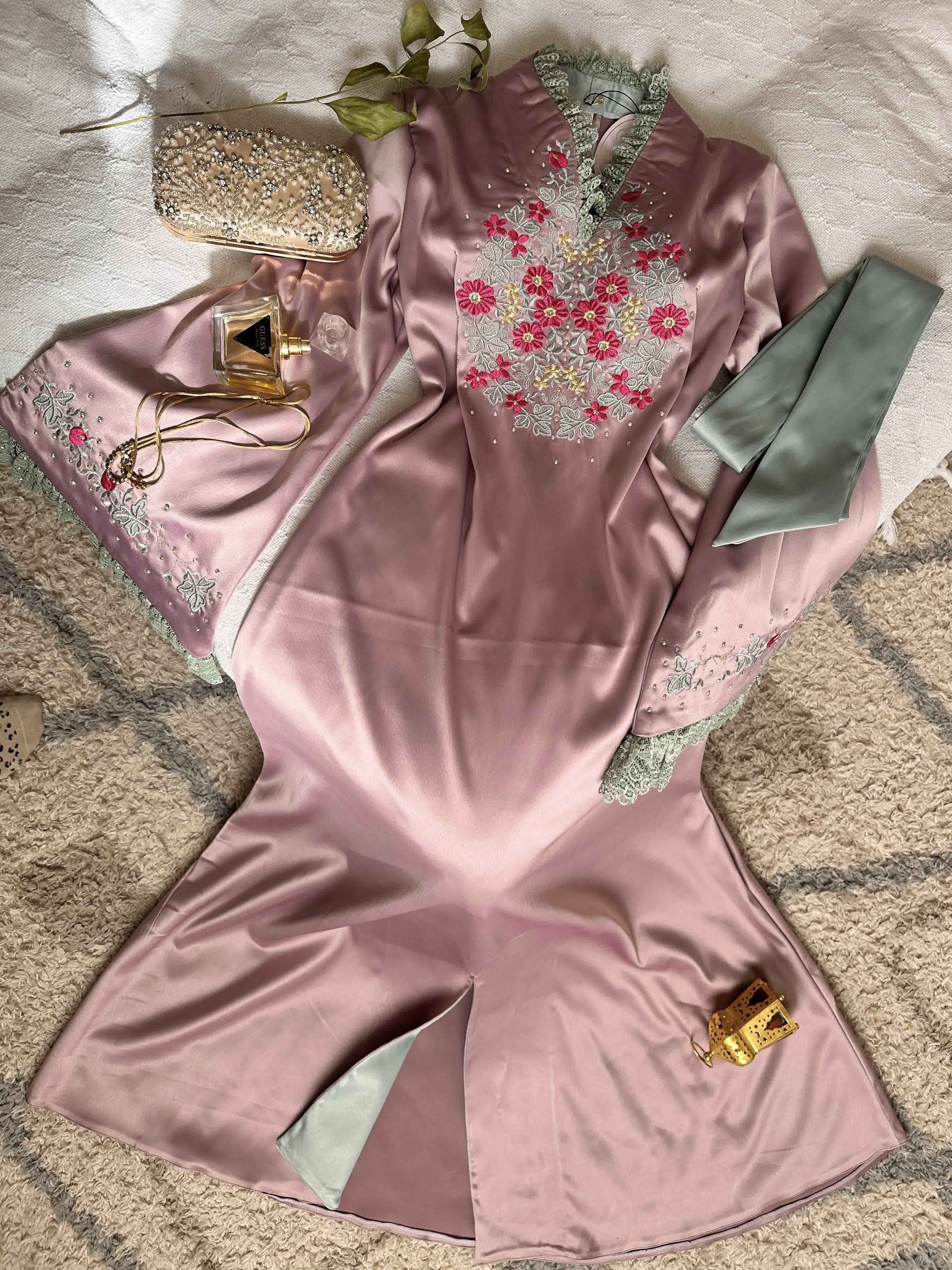 Robe satinée details broderie et dentelle 