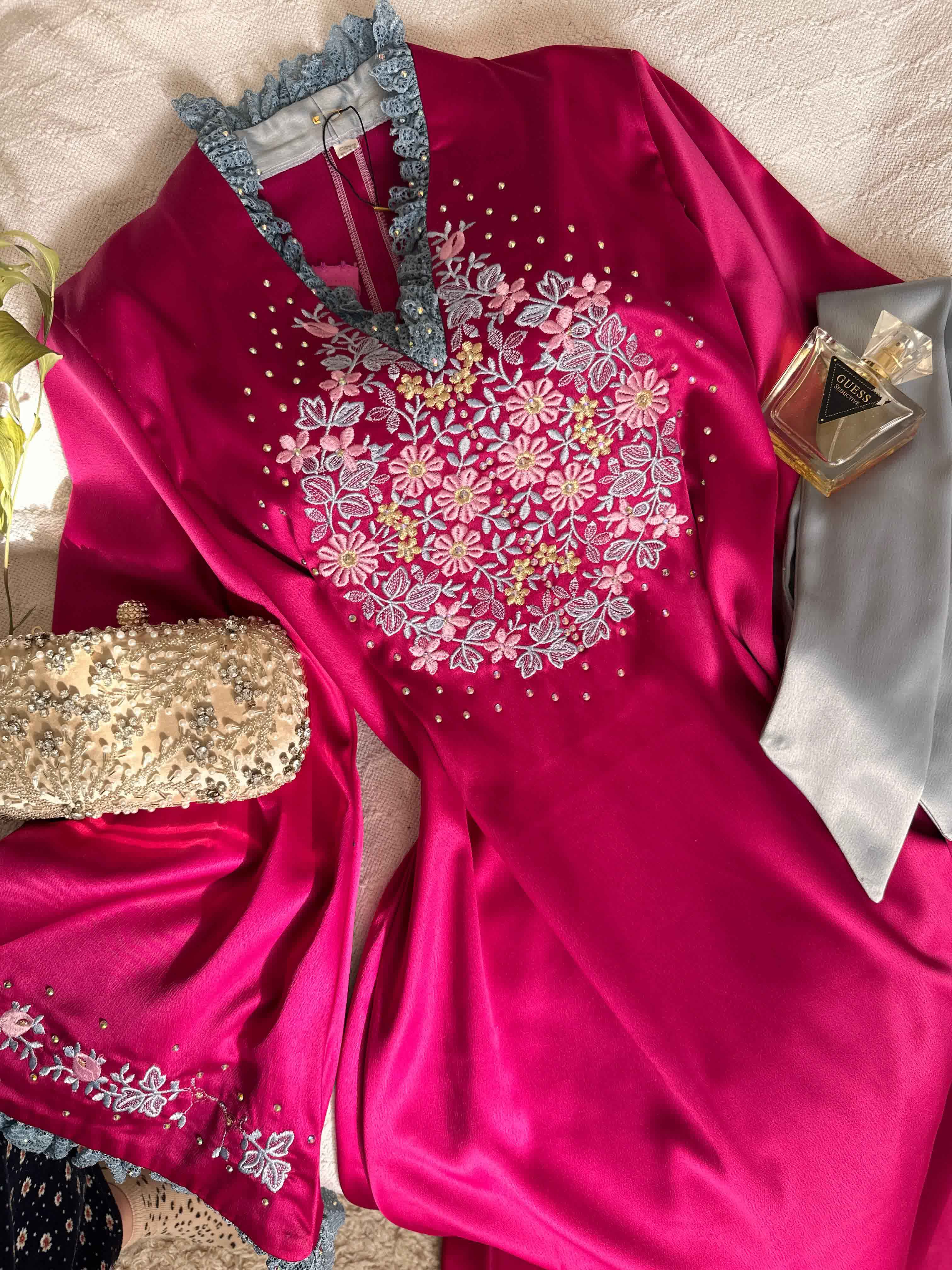 Robe satinée details broderie et dentelle 