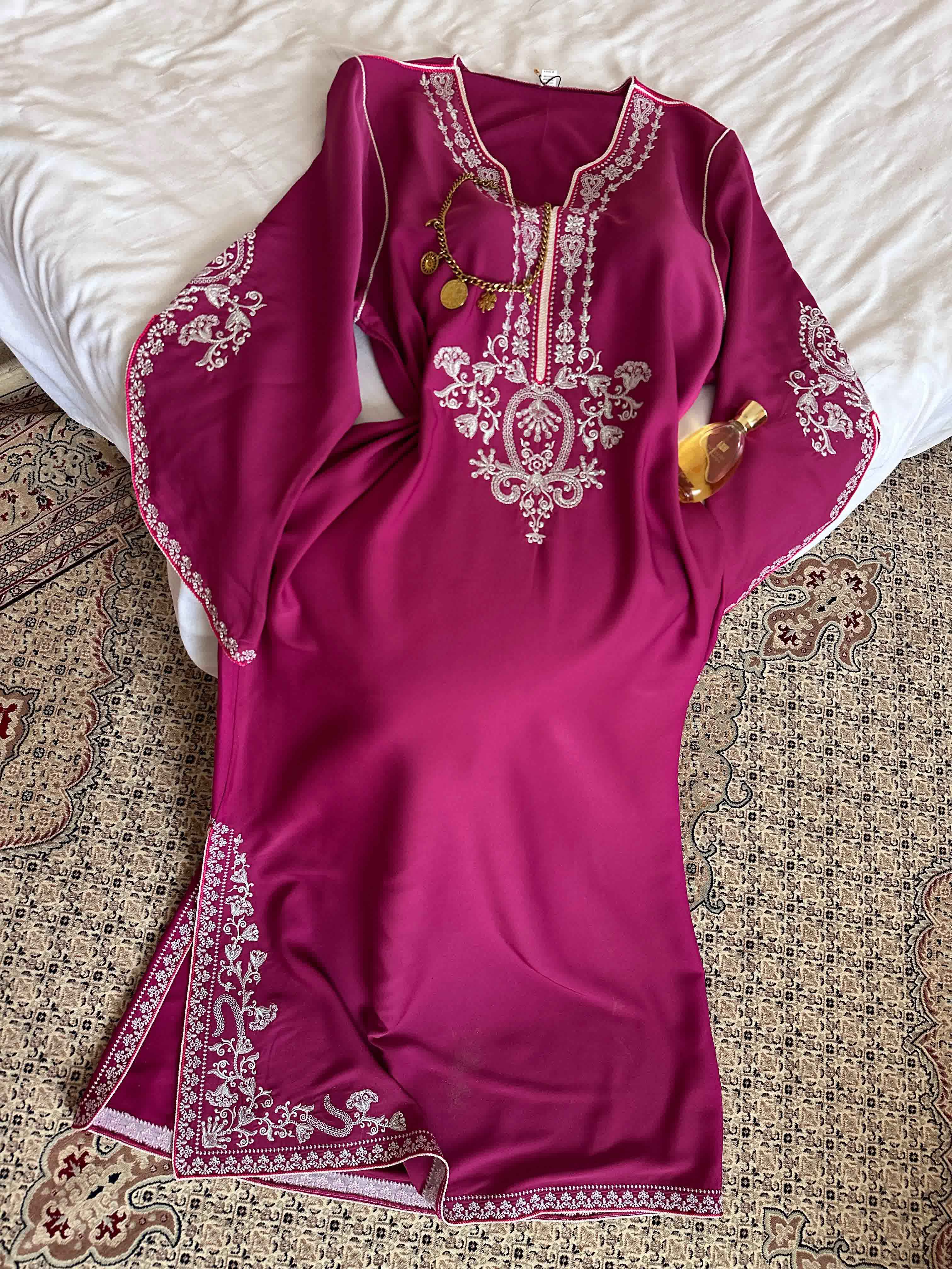 Robe fente broderie brillante 