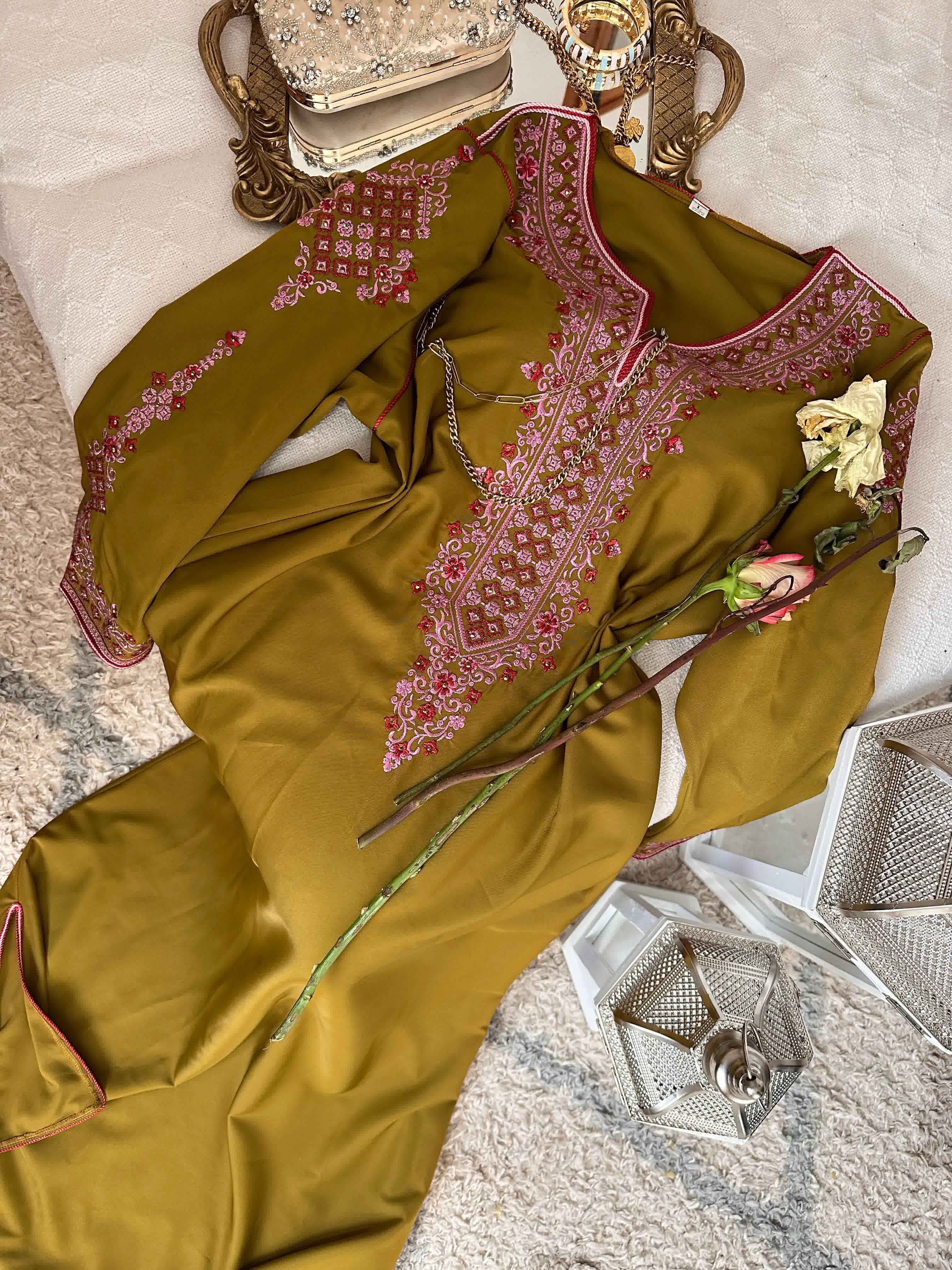 Robe broderie manches complet 