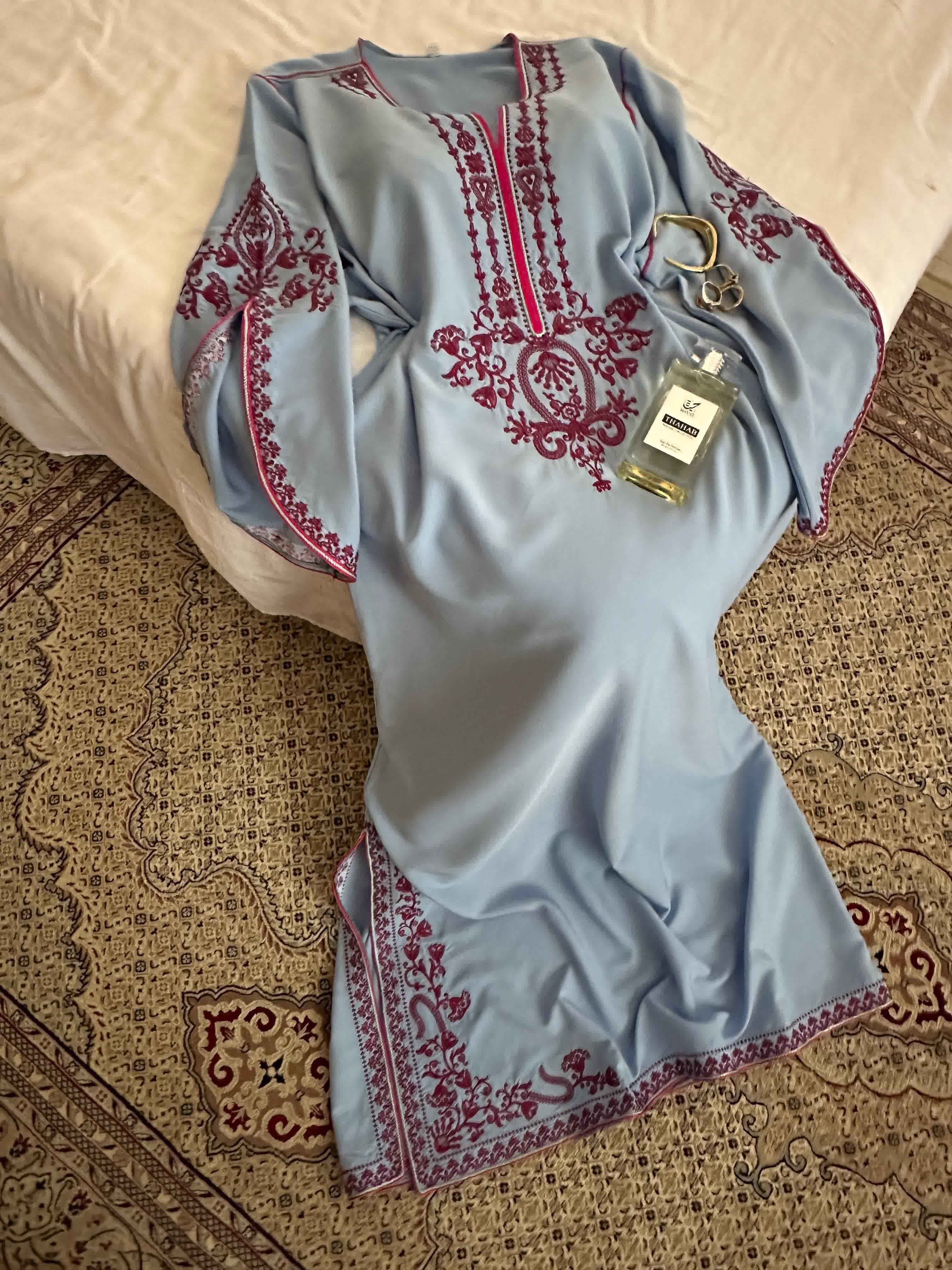 Robe fente broderie brillante 