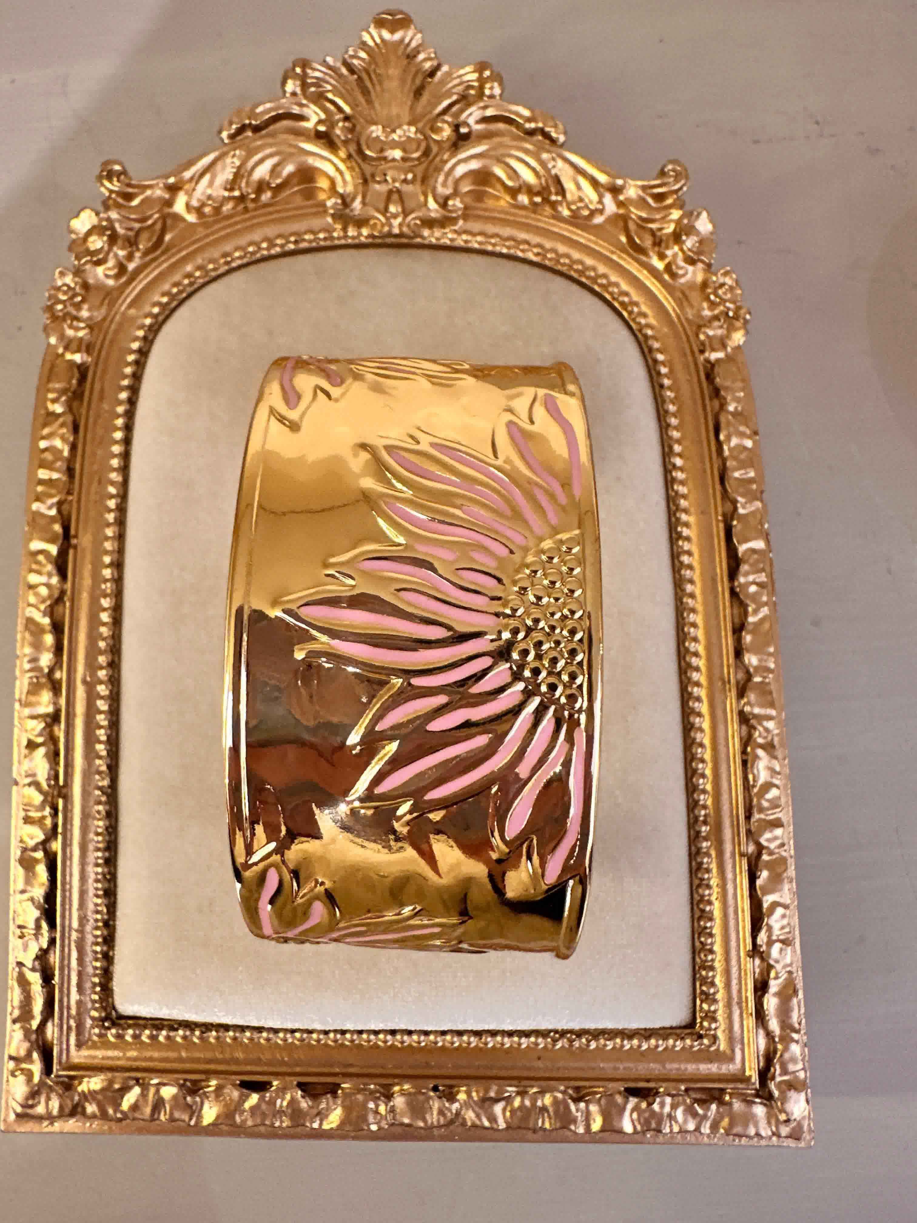 bracelet doré desin floral 