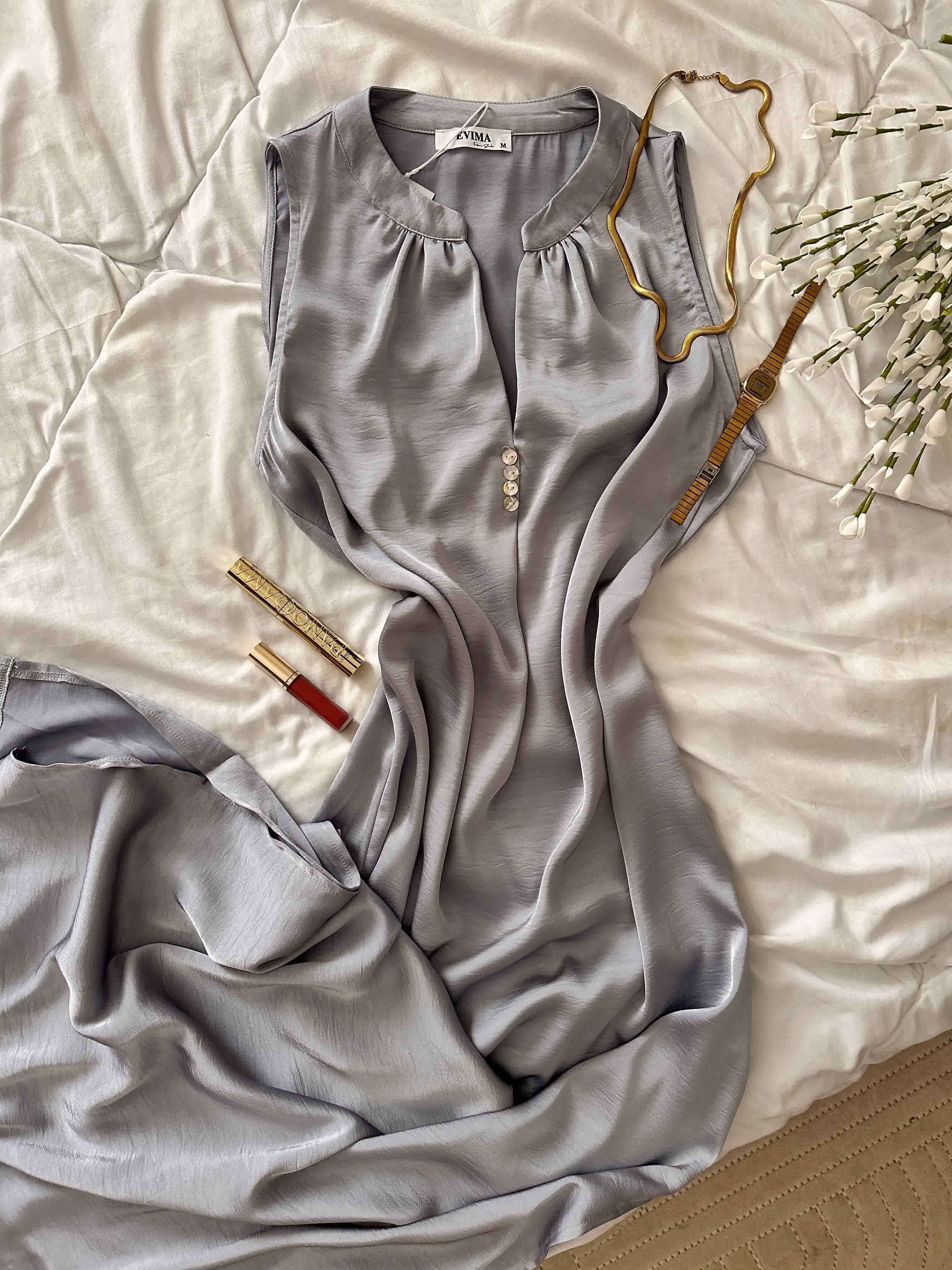 Robe uni décolté boutons 
