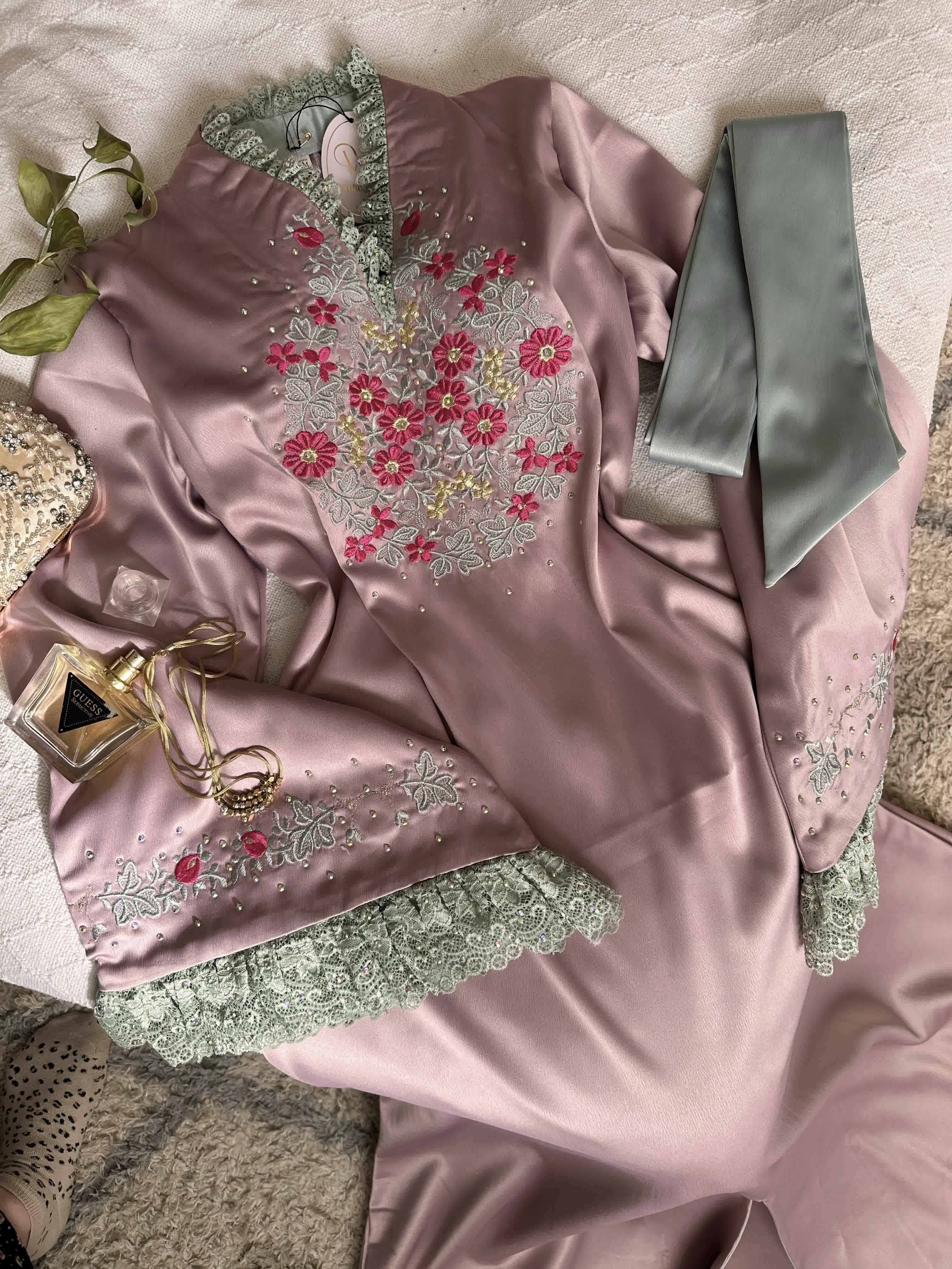 Robe satinée details broderie et dentelle 